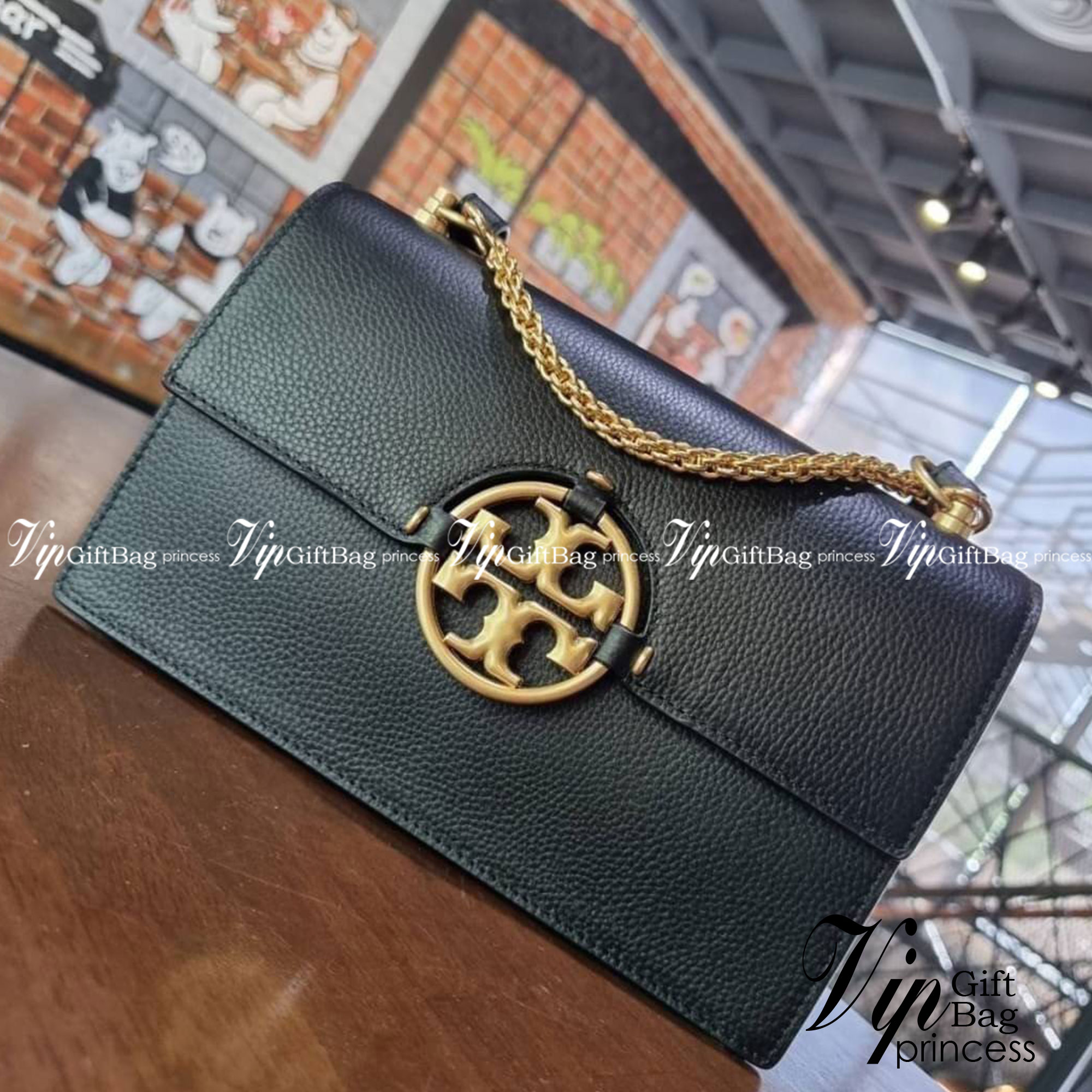 TORY BURCH MILLER SHOULDER BAG รุ่นยอดนิยม รุ่นหายาก รุ่นที่สาวๆตามหา ใบนี้เลย!! สวยหรู ผู้ดีทุกสี กระเป๋าสะพายไหล่ ดีไซน์อยู่ทรง คลาสสิคแฝงความหรูด้วยโลโก้สีทองอร่ามโดดเด่น