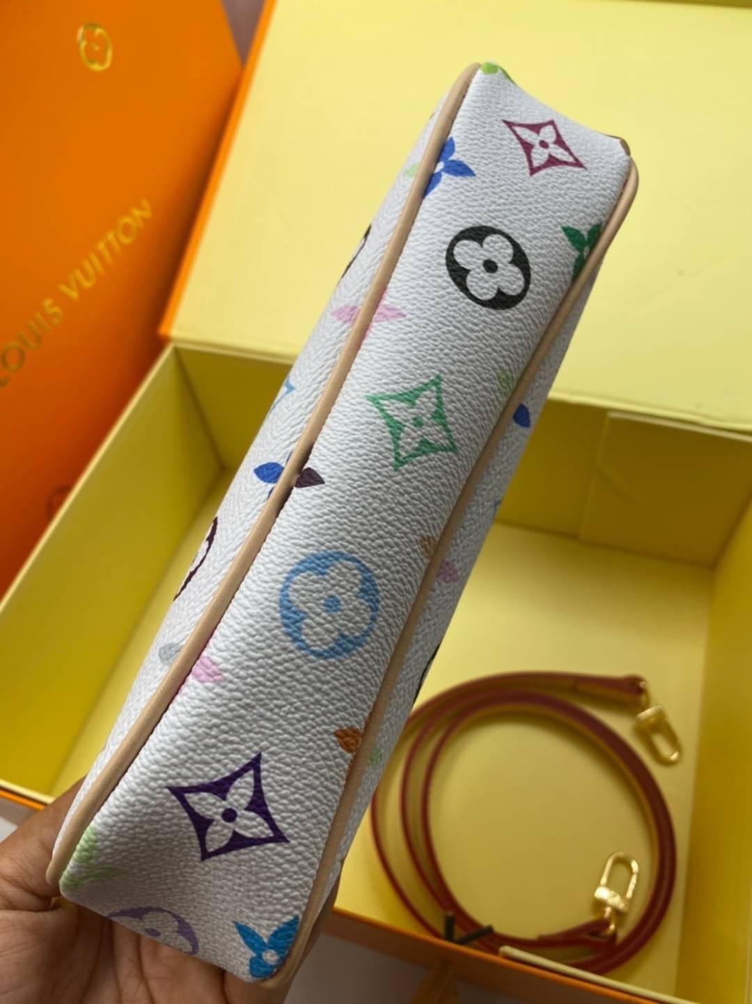 หนังแท้ LOUIS VUITTON POCHETTE TAKASHI MURAKAMI X LOUIS VUITTON WHITE MONOGRAM MULTICOLORE น้องน่ารักน่าใช้มากๆ กระเป๋าหิ้ว//คล้องไหล่//สะพายข้าง//หรือถือแบบคลัท ชิลๆได้เลยค่า หนังแกะแท้นิ่มสวย เปิดปิดกระเป๋าแบบซิป ภายในสามารถใส่กระเป๋าเงินใบกลางได้; มือถ