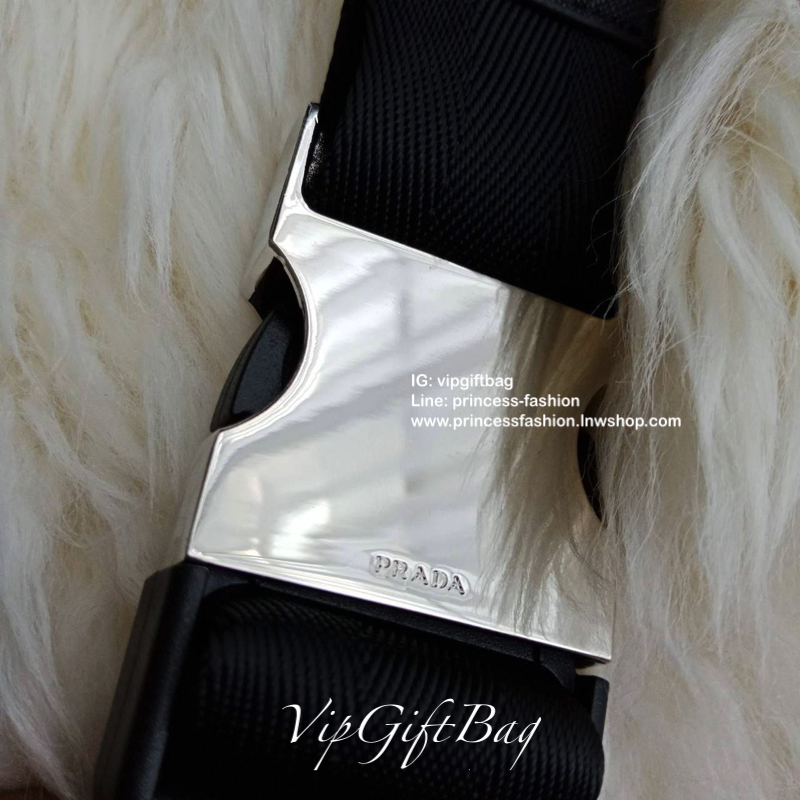 รีวิวเพิ่มค่าา ละครดังยังใช้นะค้าฟ **กระเป๋าคาดอก จากแบรนด์ Prada วัสดุทำจากผ้าNylon อย่างหน้า อยู่ทรงสวยเลยคะ ขนาดกะทัดรัด ใส่มือถือ บัตรเครดิต ได้เหลือๆคะ ด้านหน้ามีช่องซิปแยกให้คะ ด้านในบุผ้าลายแบรนด์อย่างดี มีป้ายโลหะแบรนด์ พร้อมช่องใส่ของแยกอีกด้วยคะ