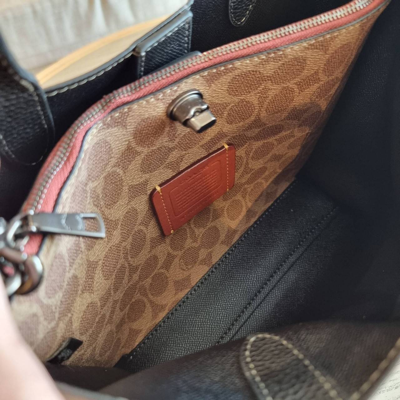 COACH C8561 C8869 WILLOW TOTE 24 IN COLOR BLOCK น้องสาวลุคลูกคุณมาแล้วจ้า กระเป๋าถือ/สะพาย ดีไซน์คัลเลอร์บล็อค ลงตัว เรียบหรู ใบจริงคือผู้ดี๊ผู้ดี ใช่ได้ทุกๆโอกาส วัสดุหนัง pepble อยู่ทรง เปิดปิดด้วยตัวบิดล็อค และอีกฝั่งเป็นกระดุมแม่เหล็ก ภายในโล่งกว้าง ใ