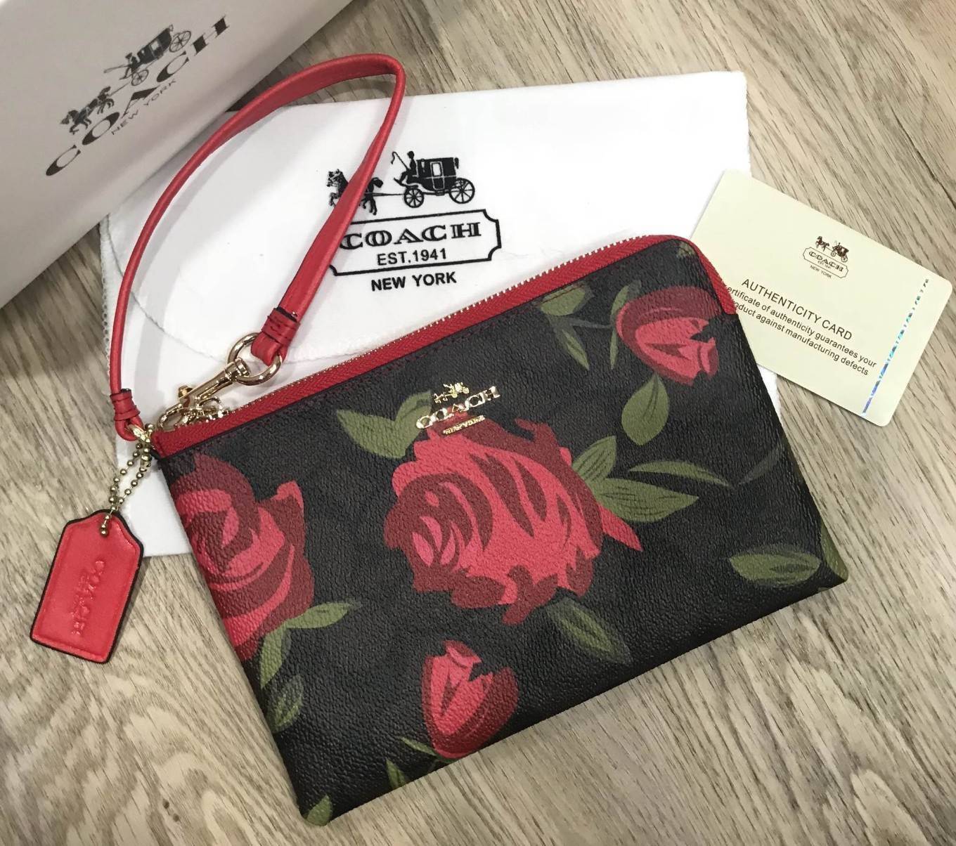 COACH FACTORY OUTLET ZIP WRISTLET Don't miss! กระเป๋าคล้องข้อมือ ขนาดกำลังจ่ารัก ลายสวย วัสดุหนังพิมพ์ลายดอก พร้อมสายคล้องข้อมือ ด้านหน้า ประดับโลโก้แบรนด์ เปิดปิดด้วยซิป ภายในมีช่องใส่บัตร ใส่มือถือได้ทุกรุ่น, ธนบัตร เหรียญ ของจุกจิกได้ จะมอบ เป็นขอ