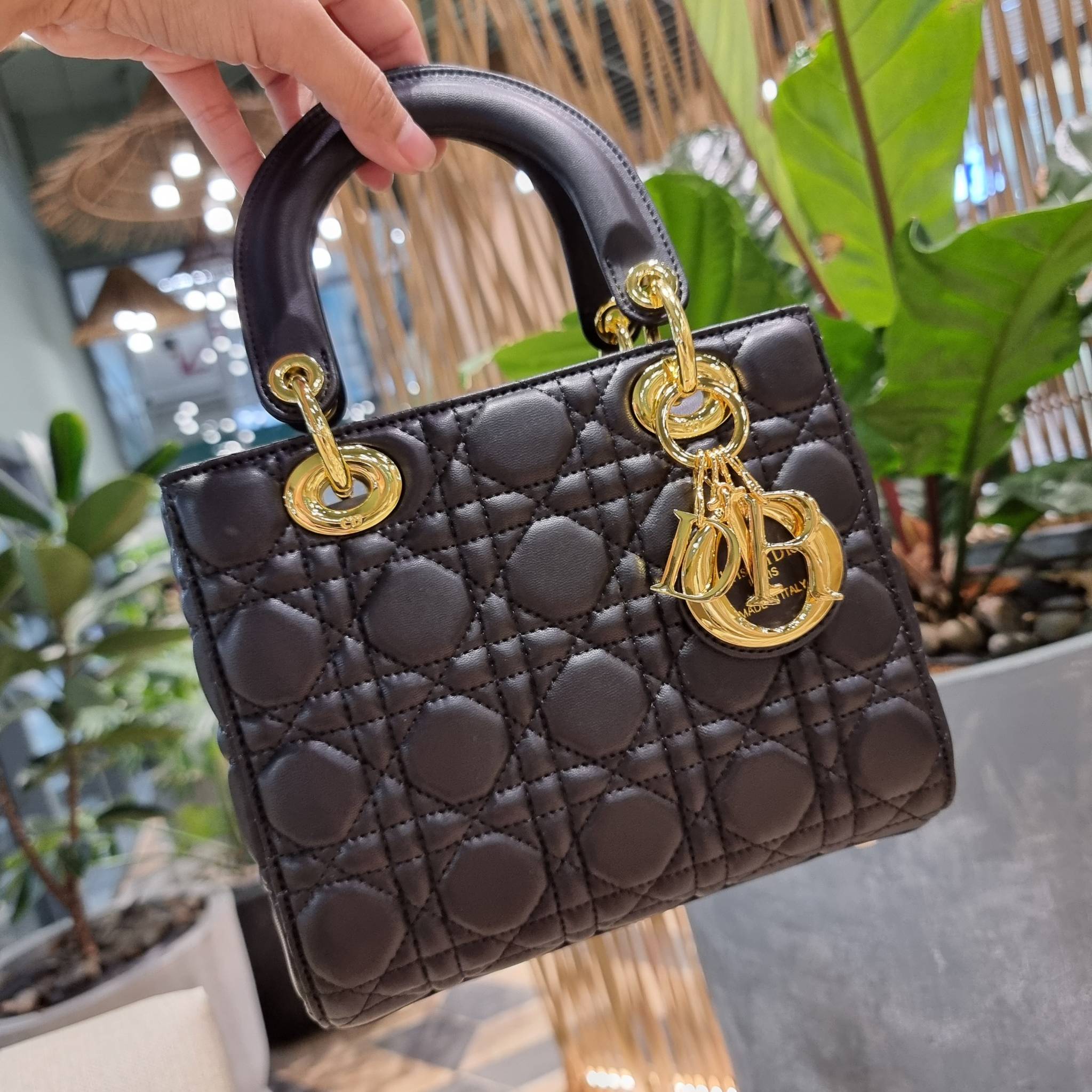 DIOR CD LADY BAG กระเป๋าสะพายข้างพรีเมี่ยมกิ๊ฟสุดฮอต ดีไซน์เรียบง่าย แต่แฝงไปด้วยความหรูหรา ทรงกล่องคลาสสิค โดดเด่นด้วยพวงกุญแจอะไหล่สีทอง วัสดุหนังแท้ มีหูจับในตัวและสายครอสบอดี้สุดเลิศ ที่มาพร้อมอะไหล่ฟอนท์สีทองเรียงร้อยในสายหนัง แต่งเติมดีเทลอัพราคาไปอ