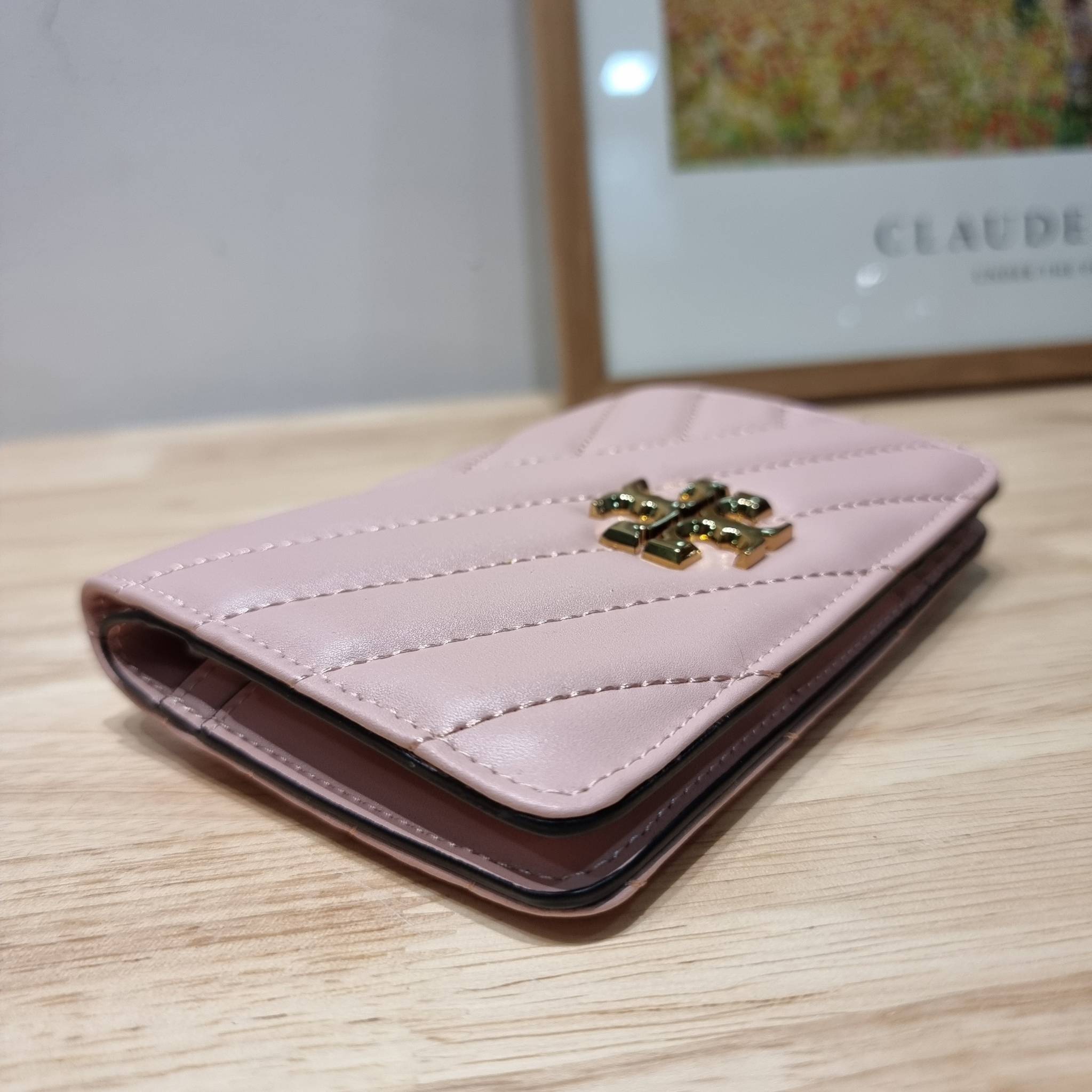 TORY BURCH KIRA CHEVRON MEDIUM SLIM WALLET กระเป๋าสตางค์ใบกลางรุ่นบาง ไม่กินพื้นที่กระเป๋า ดีไซน์เรียบหรู