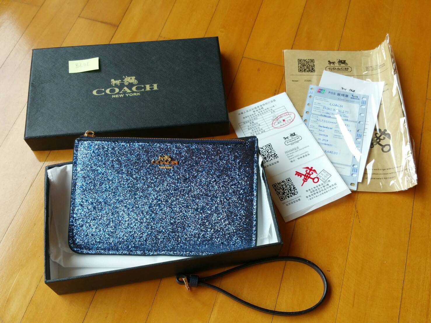 Coach Star Glitter Corner Zip Wristlet | HK. Factory กระเป๋าคล้องมือทรง cluth ด้านหน้าตัวกระเป๋าตกแต่ง Glitter ด้านหลังเป็นหนัง พร้อม logo brand สีทองสวยหรู เปิดปิด ด้วยซิป ภายในบุผ้ากำมะหยี่ ใส่โทรศัพท์มือถือได้ทุกรุ่น และยังมาพร้อมสายคล้องมือ 1 ค่ะ MUST