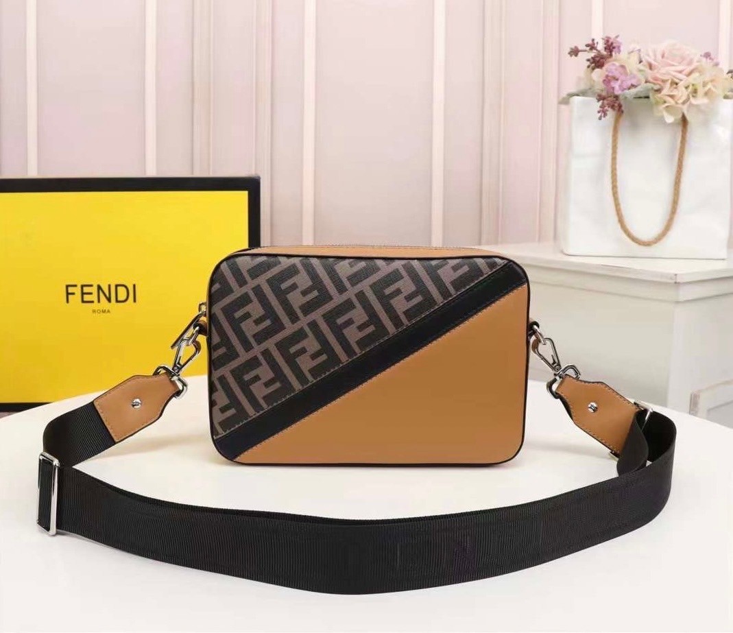 FENDI Ff-Print Coated-Canvas And Leather Cross-Body Bag เกรดออริจินอล FENDI Messenger Bag กระเป๋าสะพายข้าง ให้หนุ่มๆได้ตัวตึงกันไปเลยจ้า กับกระเป๋าสะพายทรงแมสเซ็นเจอร์ รุ่นหายาก ดีไซน์เรียบหรู สะดวกใช้ที่สุด ภายในโล่งกว้าง สายสะพายถอดได้ ปรับใช้ตามสะดวก ใ