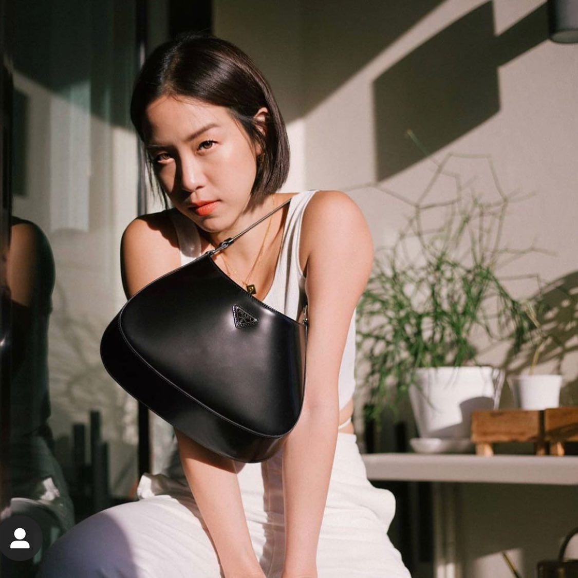 Prada Cleo brushed leather shoulder bag กระเป๋าทรงสวยยอดฮิต กับแบรนด์ PRADA งานพรีเมียมกิ้ฟท์จากแบรนด์ ทรงสะพายไหล่สวยหรูอยู่ทรง PRADA CLEO หนังเรียบดำเงาหรูสุดคลาสสิต เปิดปิดด้วยกระดุมอะไหล่เงินทั้งใบ ด้านในใส่กระเป๋าสตางค์ยาว มือถือ ของจุกจิกได้เยอะ มีป