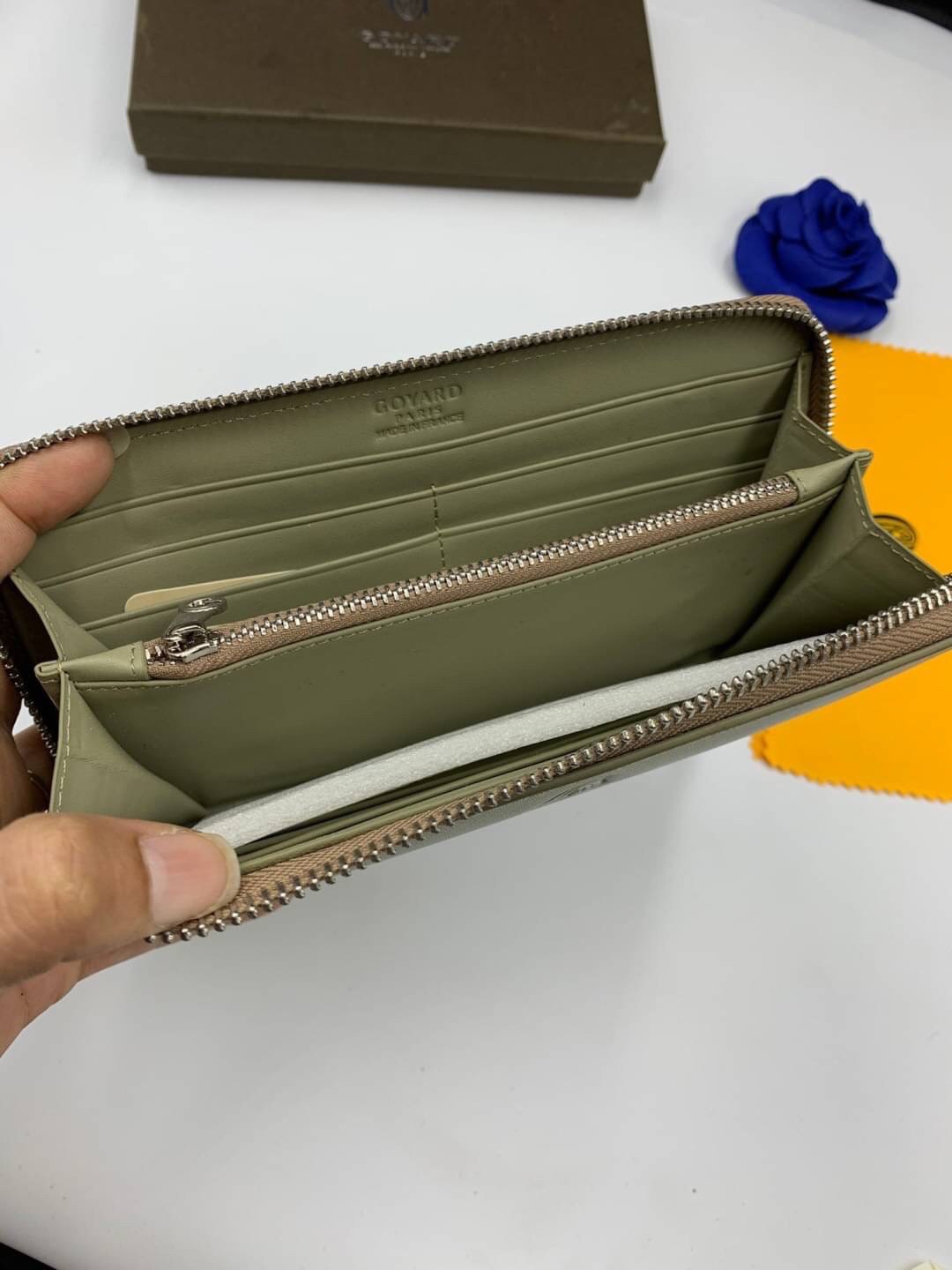 VIP GIFT 】GOYARD round zipper Matignon Long Wallet กระเป๋าสตางค์ซิปรอบใบยาว พร้อมส่ง 6 สี เหมาะกับการใช้งานทุกรูปแบบ นอกจากเพิ่มความมั่นใจแล้ว ยังทำให้ชีวิตของเราง่ายขึ้นอีกด้วย โดยการเปิดปิดแบบซิปรอบ สามารถใส่ธนบัตร เหรียญ บัตรต่างๆได้หลายใบเลยทีเดียว ขน