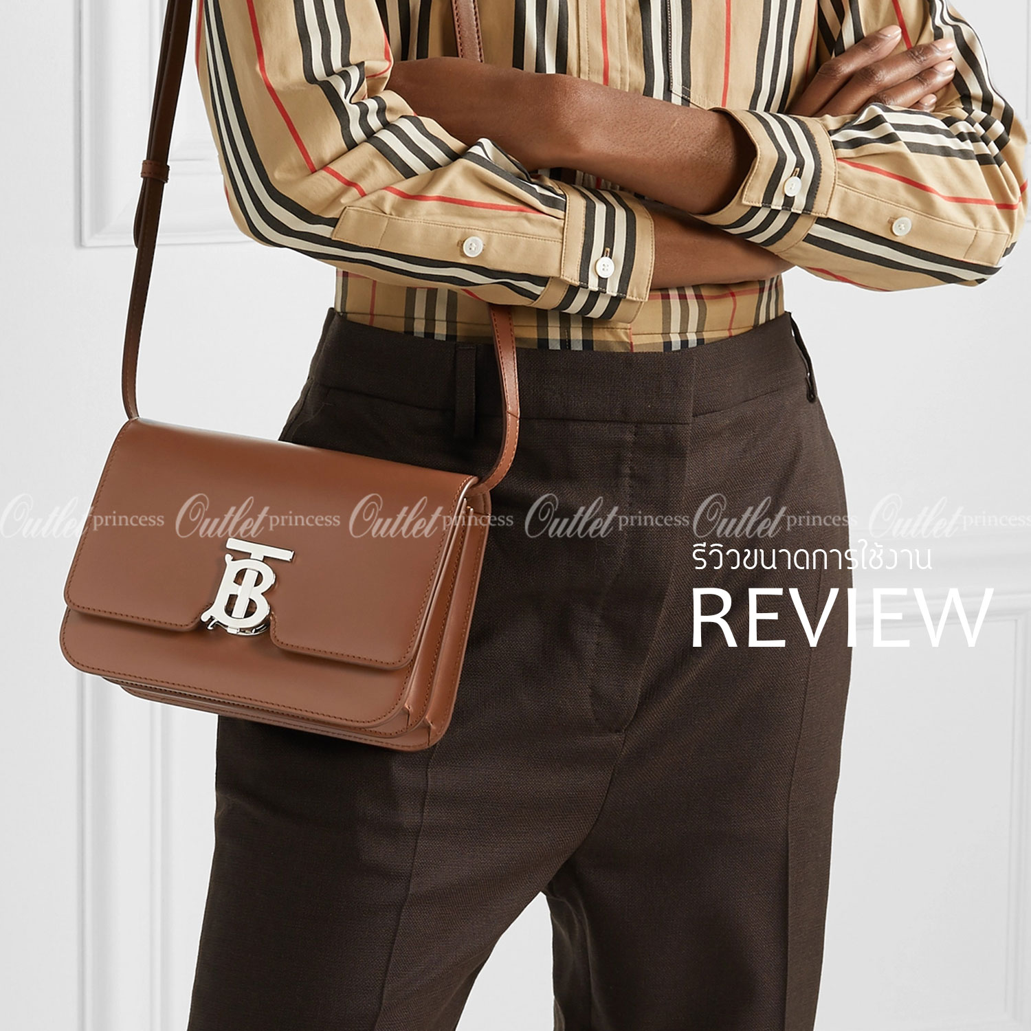 BURBERRY FRAGRANCES CROSSBODY BAG VIP GIFT WITH PURCHASE (GWP) กระเป๋าสะพายพรีเมี่ยมกิ๊ฟ Limited Edition จากน้ำหอม BURBERRY DUTY FREE วัสดุ Calfskin หนังเรียบสวยอยู่ทรงดีไซน์ยอดนิยมประดับโลโก้แบรนด์ทองด้านหน้า เปิดปิดด้วยฝาปิดสัญลักษณ์ตัวB ภายในมีช่องแบ่ง