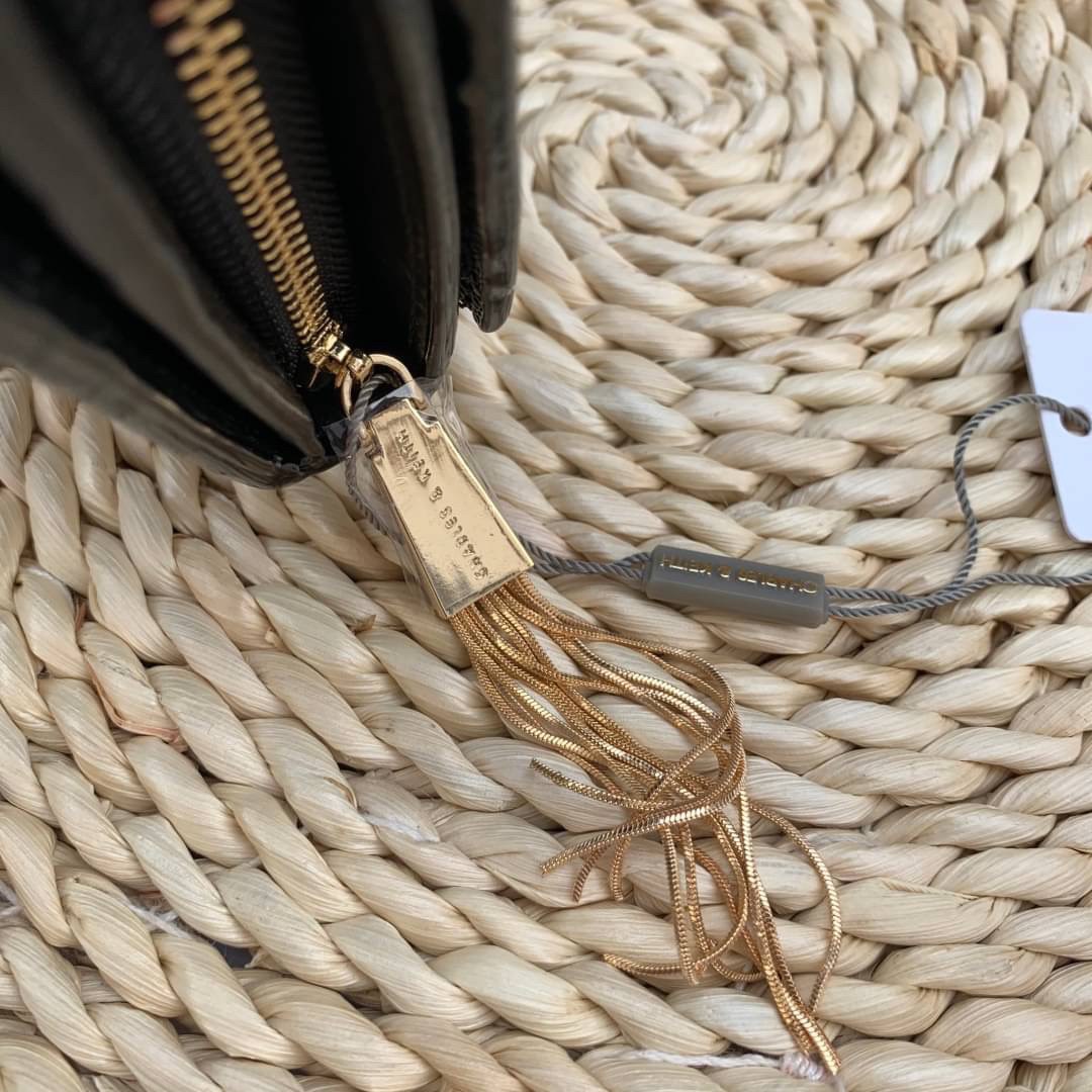 ของแท้ 💯% CHARLES & KEITH METAL TASSEL CLASSIC LONG WALLET กระเป๋าเงินใบยาวรุ่นพู่ยอดฮิต!! หนังพิมพ์ลายคาร์เวียร์ใช้ทน ด้านหลังมีช่องใส่บัตร/แบงค์ได้