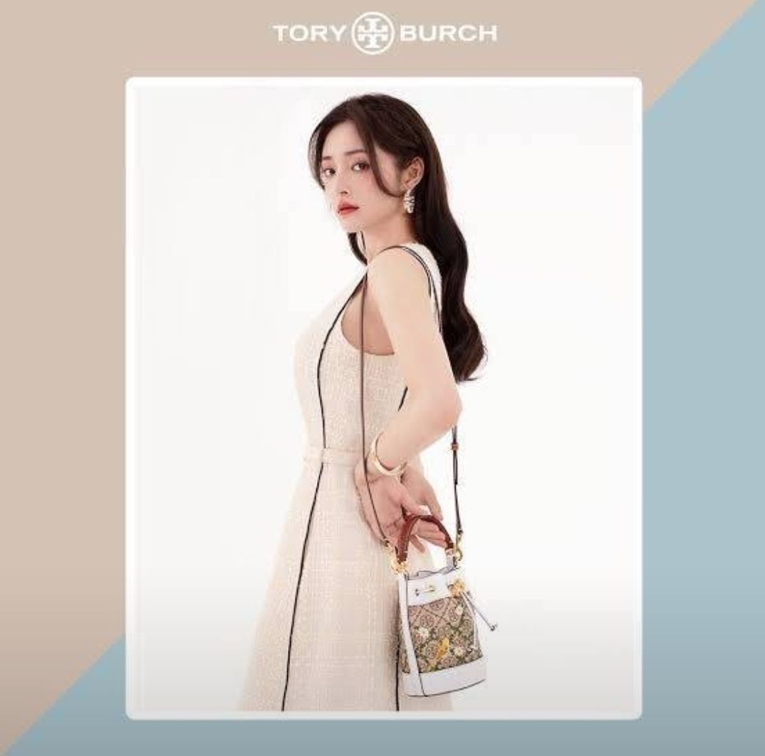 TORY BURCH T Monogram Embroidered Mini Bucket Bag ถูกหรือแพงต้องแดงไว้ก่อนเลยค่ะ ^^ กระเป๋าทรงบักเก็ตใบเล็กน่ารัก สุดหรูหรา ทรงสวย โด่ดเด่นลายพิมพ์ monogram วัสดุหนังอย่างดี เปิด-ปิดแบบหูรูด ล็อดด้วยปุ่ม อะไหล่ทองสวยงาม มาพร้อมสายยาว ปรับสายได้ ถอดสายได้ 