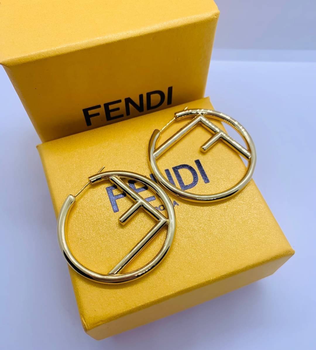 Fendi earring ต่างหูเฟนดิ เกรดออริจินอล งานเคลือบโลหะทอง ไม่ลอกไม่ดำ เงาสวยคล้ายของจริงมากที่สุด สวยหรูหรา ผู้ดี ไฮโซสุดๆ งานเล่นไฟสวยมากค่ะ คอนเฟิม !!!!! เกรดสั่งทำแบบละเอียดที่สุด เก็บรายละเอียดครบ ปั้มโลโก้ สวยมากค่ะ