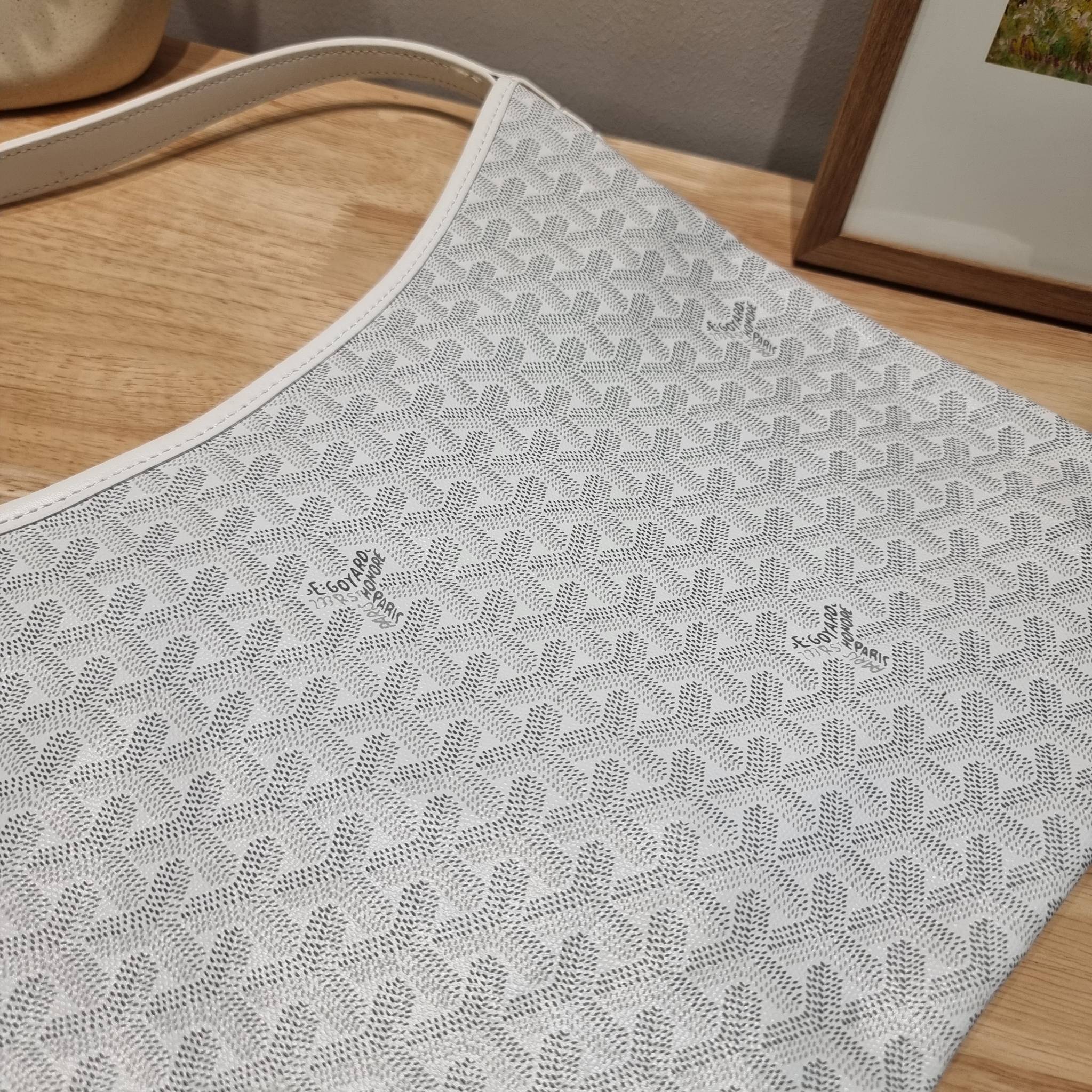 GOYARD BOHEME HOBO BAG / GOYARD HOBO กระเป๋าสะพายทรงโฮโบ ใบใหญ่จุใจ!! มาครบสีขายดี เลิศทุกสี รูปทรงคลาสสิค ดีไซน์เป็นเอกลักษณ์ วัสดุหนังแคนวาสพิมพ์ลายสวยคม ปากกระเป๋ามีซิปเปิด-ปิดกันของหล่นได้ ภายในโล่งกว้างมาก มาพร้อมสายคล้องในตัว ทนทาน สะพายสวยๆได้ทุกวั