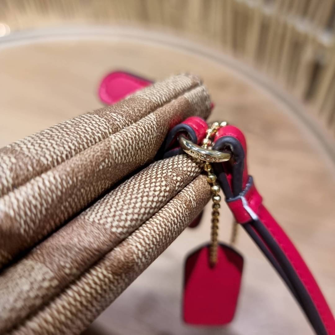 COACH F54057 DOUBLE ZIP WALLET IN SIGNATURE กระเป๋าคล้องมือ size L ใบนี้ใส่มือถือได้ทุกรุ่น ขนาดกำลังดี พกพาสะดวกมากๆ วัสดุหนังสังเคราะห์ ภายในเป็นผ้าสีสวยคม ใส่ธนบัตร ใส่บัตรได้เยอะ ใส่มือถือได้สบายๆทุกรุ่น ตอบโจทย์สาวๆที่ไม่ชอบพกเยอะวุ่นวายจ้า ใบนี้เอาอ