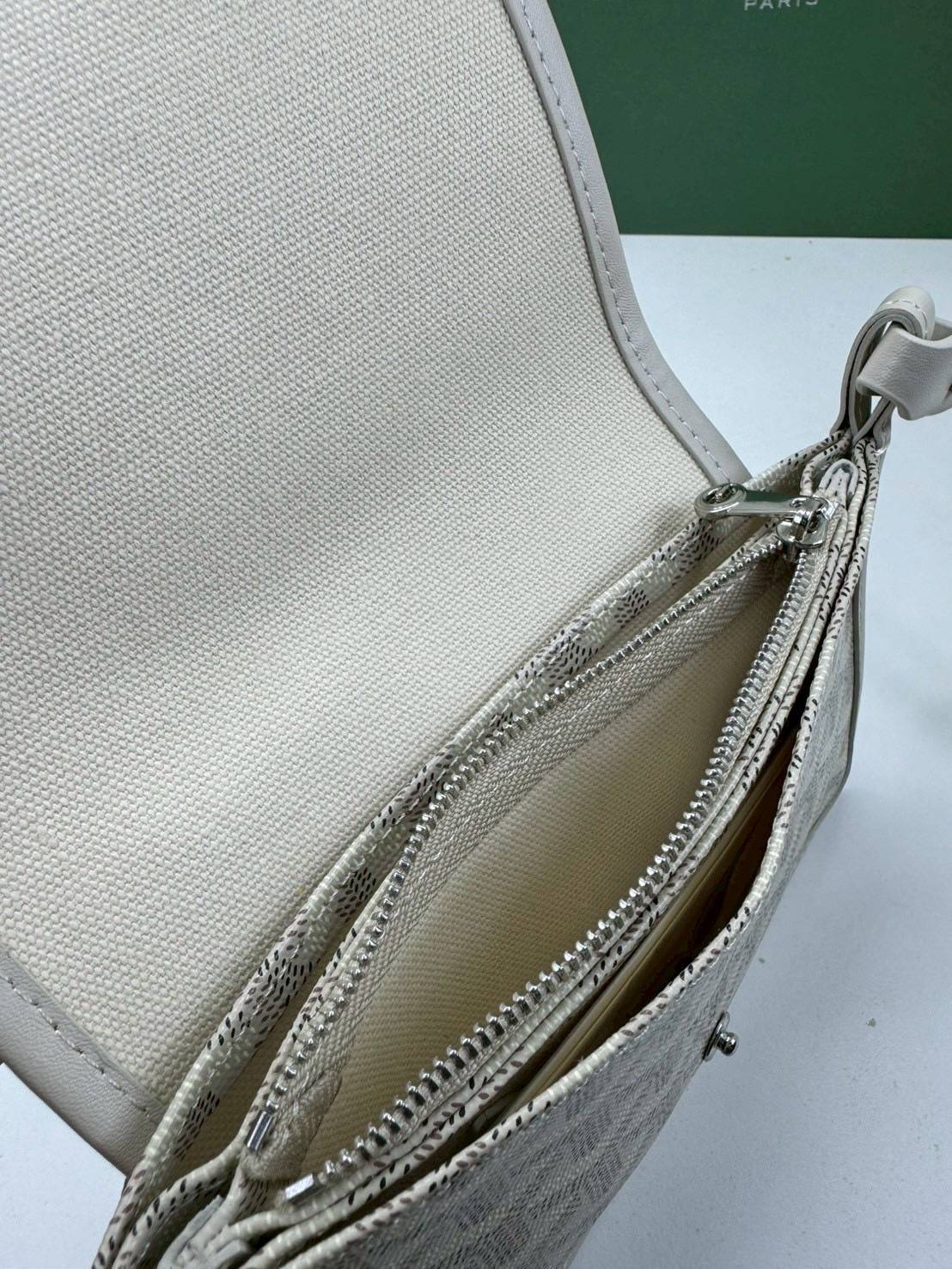 10 สี ORI หนังแท้ | GOYARD Plumet pouch-wallet กระเป๋าสะพายใบเล็กกะทัดรัด ดีไซน์กระเป๋าสตางค์ Plumet ดีไซน์มาพร้อมช่องใส่เหรียญ ธนบัตร และบัตรต่างๆ สามารถสะพายไหล่เป็นกระเป๋าสะพายข้างได้เหมือนกระเป๋าใบเล็ก