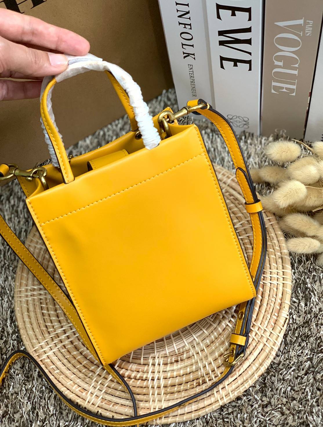 COACH MINI CASHIN TOTE ((C4828)) 💥พร้อมส่งที่ไทยรุ่นใหม่ล่าสุดค่ะ! กระเป๋าขนาดมินิ หนังแท้ หนังนิ่มสวย น่าใช้มากๆค่ะ ปากกระเป๋าแบบแม่เหล็ก ภายในสามารถใส่กระเป๋าเงินใบกลางได้;มือถือแบบตั้งได้ทุกรุ่น;ของจำเป็นจุกจิกสาวๆได้หลายอย่างนะคะ;พร้อมช่องเสีย
