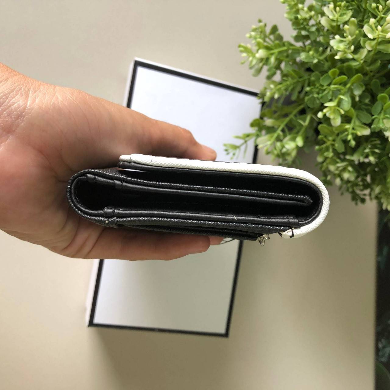 Guess long wallet กระเป๋าสตางค์ใบยาว หนังลาย saffiano ภายในมีช่องใส่ธนบัตร, บัตร, ช่องใส่รูป และช่องซิปใส่เหรียญด้านหลังค่ะ