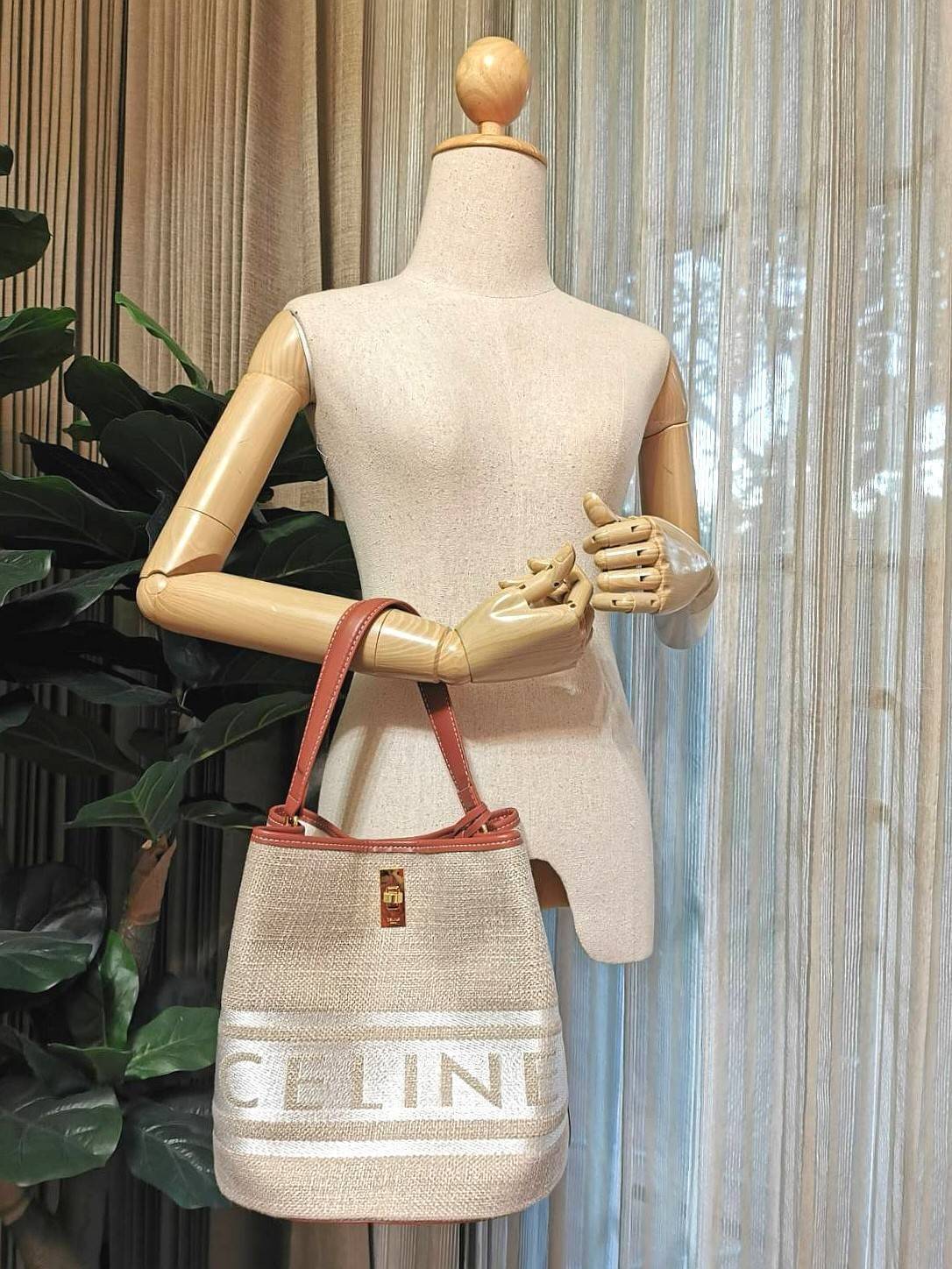 ซื้อ1ได้ถึง2!✴️CELINE TEXTILE BUCKET BAG VIP วัสดุ Textile Canvas & CalfSkin ดีไซน์ทรง Bucket ใบใหญ่กำลังดี มาพร้อม Clutch ใบเล็กเข้าชุด เนื้อหนาแข็งแรง น้ำห