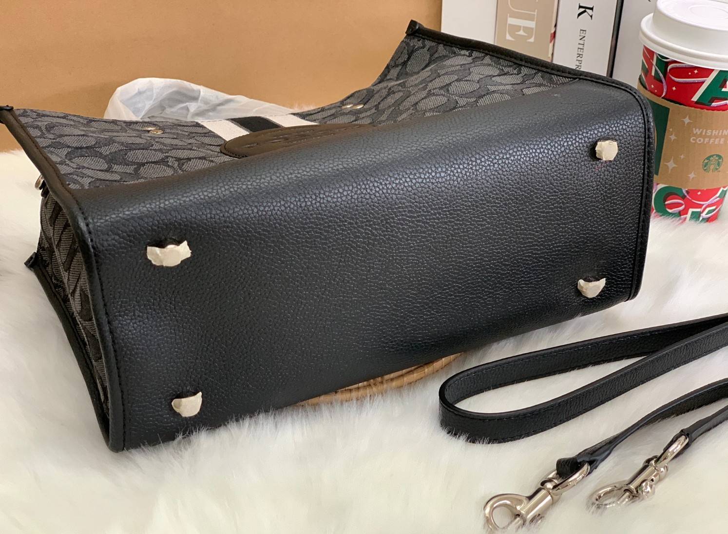 พร้อมส่ง 4ลาย 🌈ไม่มีในช๊อปไทยจร้าา😘 COACH DEMPSEY CARRYALL IN SIGNATURE JACQUARD WITH STRIPE AND COACH PATCH (C2826,C1527,C4113) พร้อมส่งความสวย! คุณภาพจัดเต็มค่ะ กระเป๋าทรงTote วัสดุ Jackquard+หนังแท้ ได้ลงตัวสวยงาม ด้านหน้ามีโลโก้แบรนด์ว