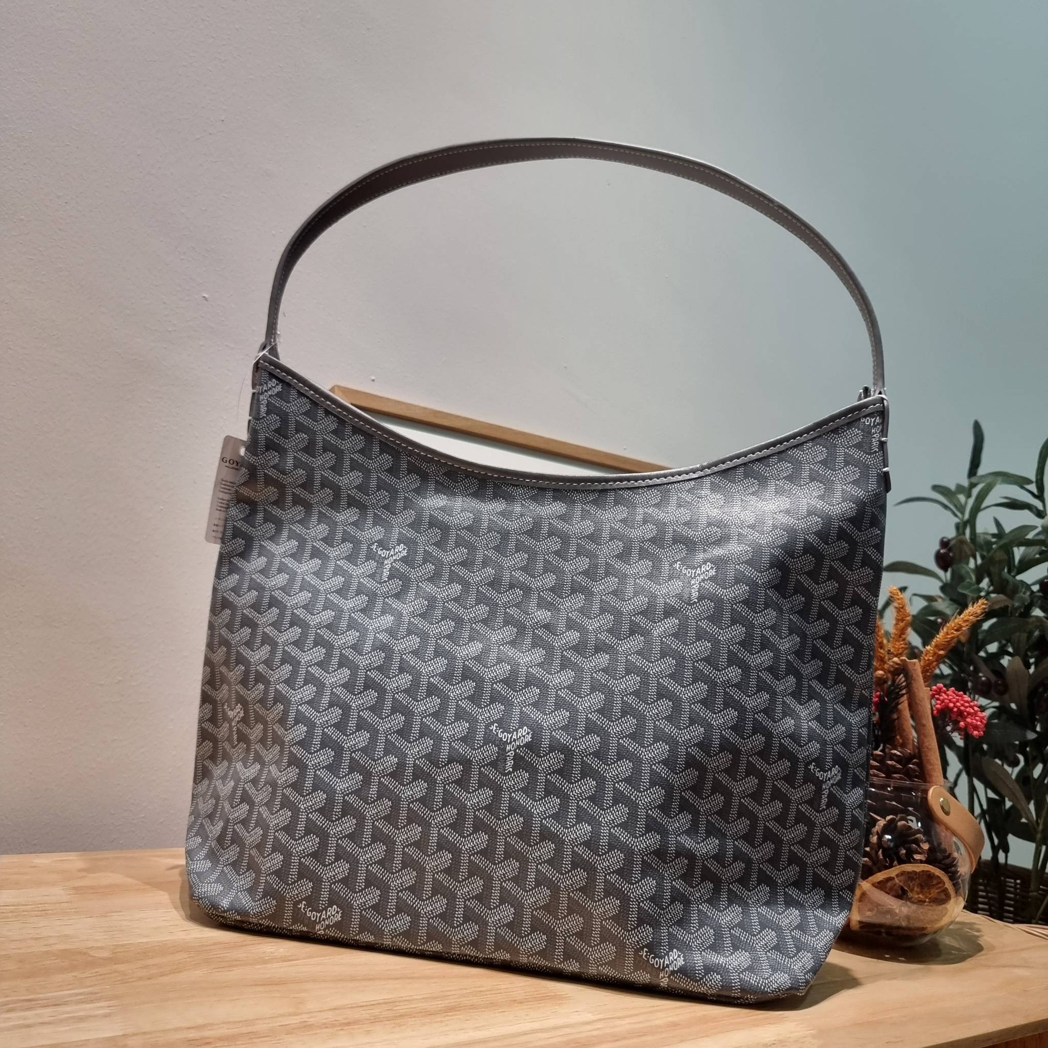 GOYARD BOHEME HOBO BAG / GOYARD HOBO กระเป๋าสะพายทรงโฮโบ ใบใหญ่จุใจ!! มาครบสีขายดี เลิศทุกสี รูปทรงคลาสสิค ดีไซน์เป็นเอกลักษณ์ วัสดุหนังแคนวาสพิมพ์ลายสวยคม ปากกระเป๋ามีซิปเปิด-ปิดกันของหล่นได้ ภายในโล่งกว้างมาก มาพร้อมสายคล้องในตัว ทนทาน สะพายสวยๆได้ทุกวั