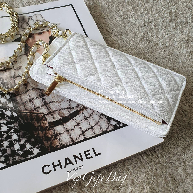 NEW ARRIVAL!! CHANEL VIP GIFT WOC BAG กระเป๋าสตางค์คล้องคอ/ Crossbody ที่กำลังมาแรงมาในตอนนี้ ตัวกระเป๋าเป็นกระเป๋าสตางค์หนังพียูลาย CAVIER **อะไหล่ทองทั้งใบ ด้านหน้าใส่ iphone+ ได้ เปิดปิดด้วยกระดุมแม่เหล็ก สามารถใส่บัตรได้อีก4ใบด้านใน พลิกมาด้านหลังมีช่