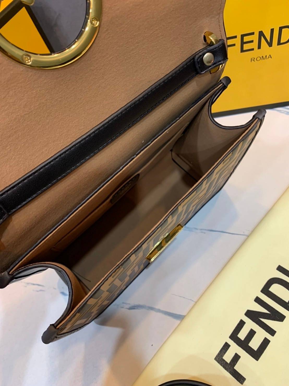 FENDI KAN leather bag เกรดออริจินอล ด้วยสีและลวดลายคลาสสิกตามแบบแบรนด์ เข้าได้กับสาวๆ ทุกสไตล์ บ่งบอกความเป็น FF ได้อย่างสมบูรณ์แบบ โทนสีแมตช์กับเสื้อผ้าได้ง่าย เสริมลุคสาวมั่นก็ลงตัว หรือเปลี่ยนมาติดสายสะพายยาวเพื่อสะพายคาดลำตัวก็ได้ความชิลและคล่องตัวไปอ