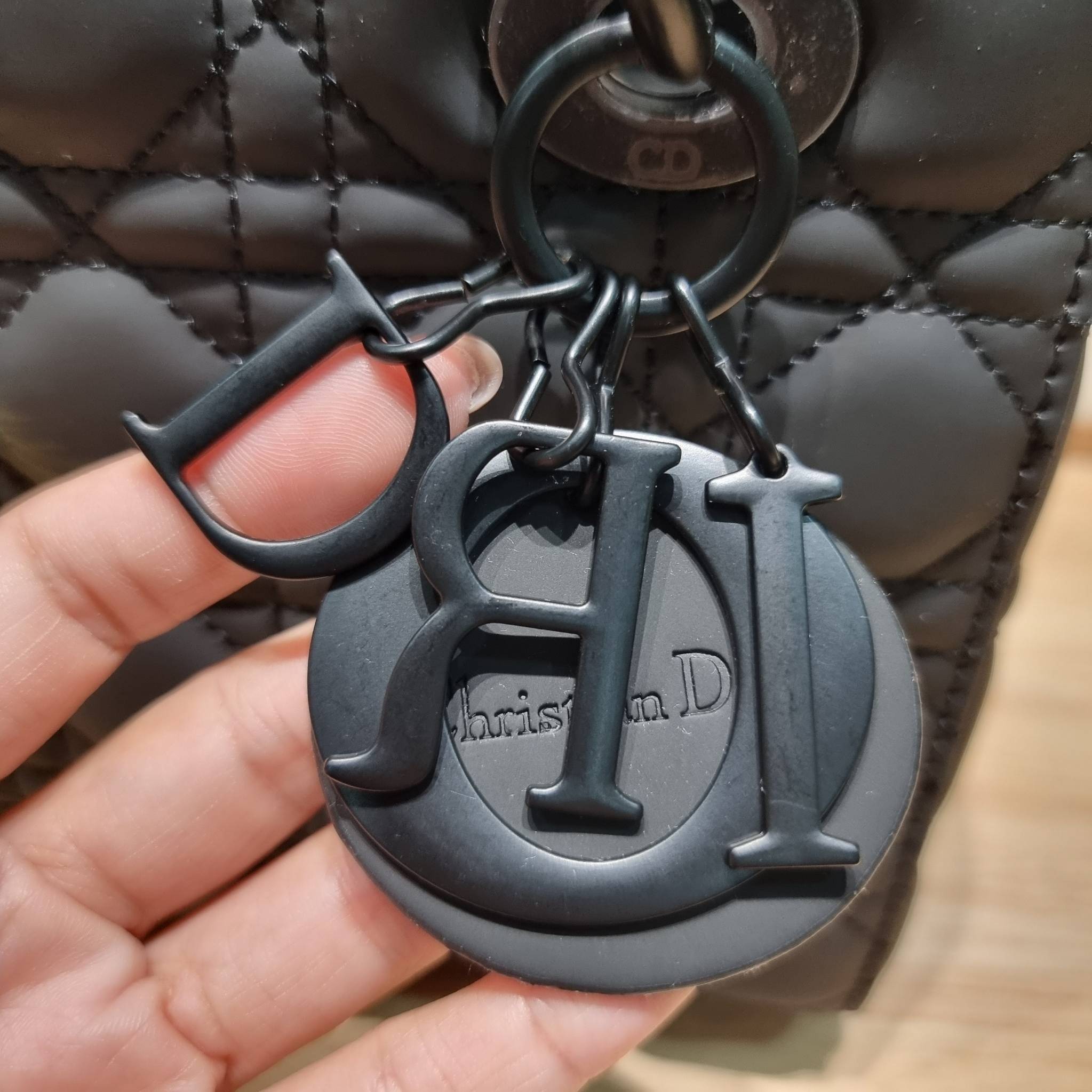 SMALL LADY DIOR MY ABCDIOR BAG Ultramatte Cannage Calfskin / CD LADY ULTRAMATTE BAG พร้อมส่ง กระเป๋าสะพายข้าง ดีไซน์เรียบง่าย แต่แฝงไปด้วยความหรูหรา ทรงกล่องคลาสสิค โดดเด่นด้วยพวงกุญแจอะไหล่สีเดียวกับตัวกระเป๋า ผิวแมทท์ ลายเส้นซ้อนทับสวยงาม