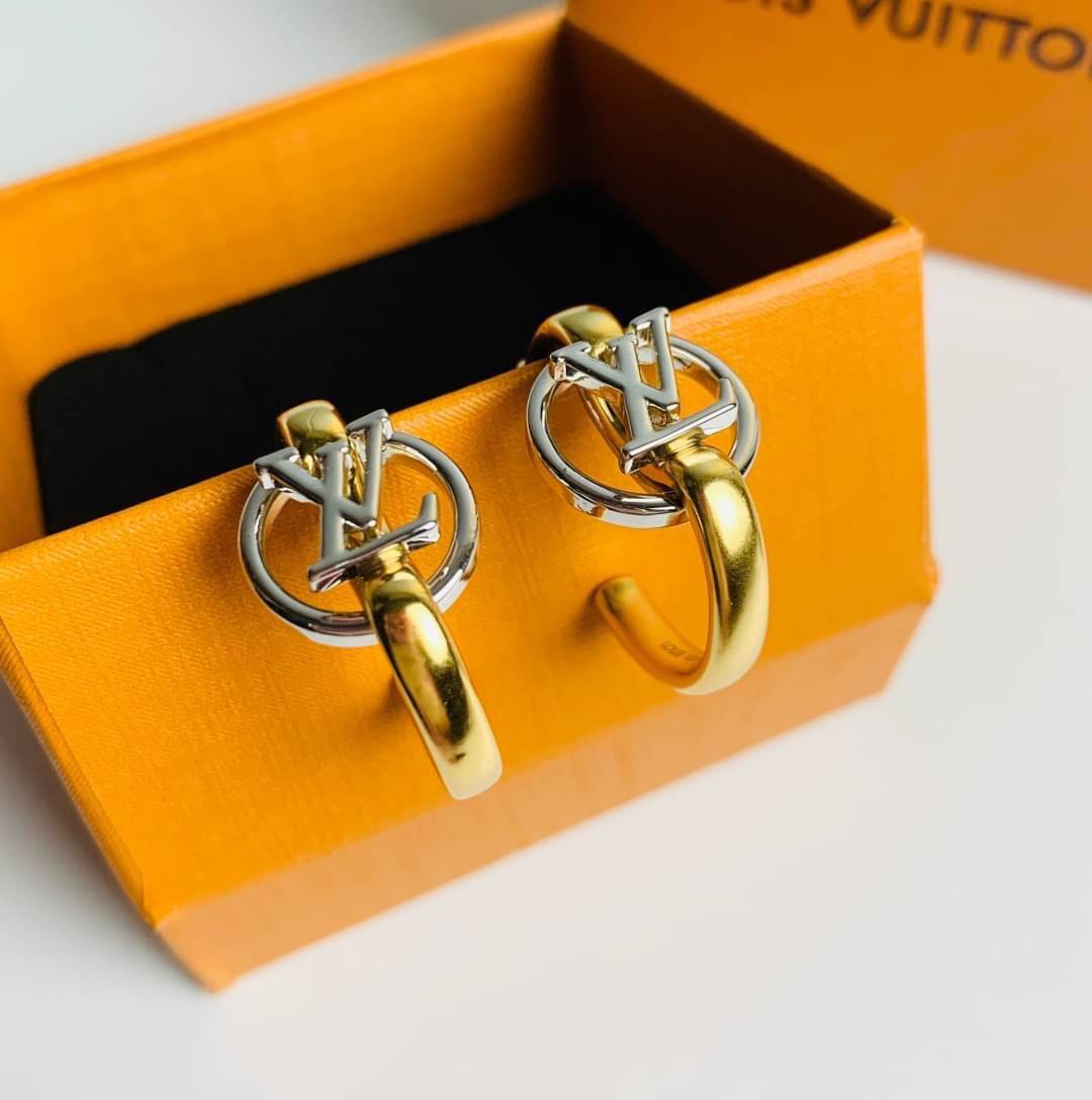 LV earring / Louis Vuitton earring ต่างหูหลุยส์ เกรดออริจินอล งานเคลือบโลหะทอง ไม่ลอกไม่ดำ เงาสวยคล้ายของจริงมากที่สุด สวยหรูหรา ผู้ดี ไฮโซสุดๆ งานเล่นไฟสวยมากค่ะ คอนเฟิม !!!!! เกรดสั่งทำแบบละเอียดที่สุด เก็บรายละเอียดครบ ปั้มโลโก้ สวยมากค่ะ