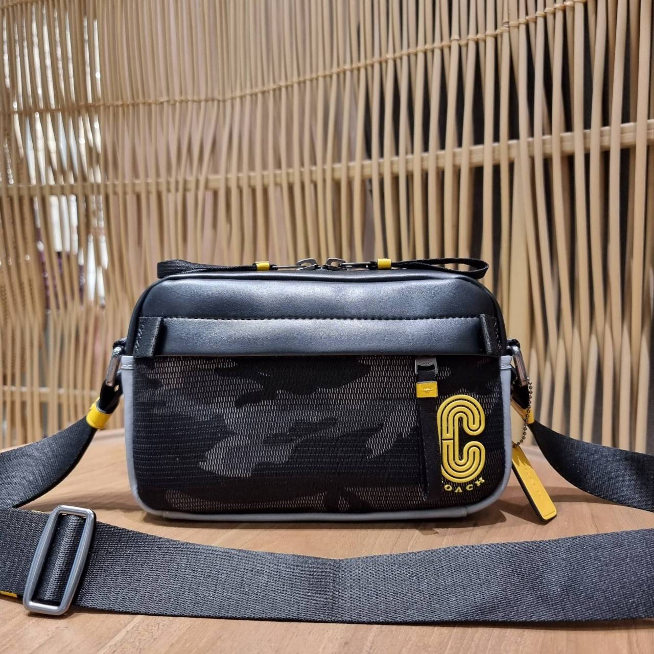 COACH EDGE CROSSBODY WITH CAMO PRINT ((2381, 2373)) ความเท่ never die!! กระเป๋าครอสบอดี้ทรงยอดฮิต ที่หนุ่มๆไม่ควรพลาด รูปทรงดีไซน์คลาสสิค ใช้งานง่าย วัสดุหนังแท้ตกแต่งตาข่ายพร้อมลายพริ้นท์ด้านหน้า สุดคูล!! ตัวกระเป๋ามีซิปหลัก และซิปด้านหน้า พร้อมช่องแยกด้