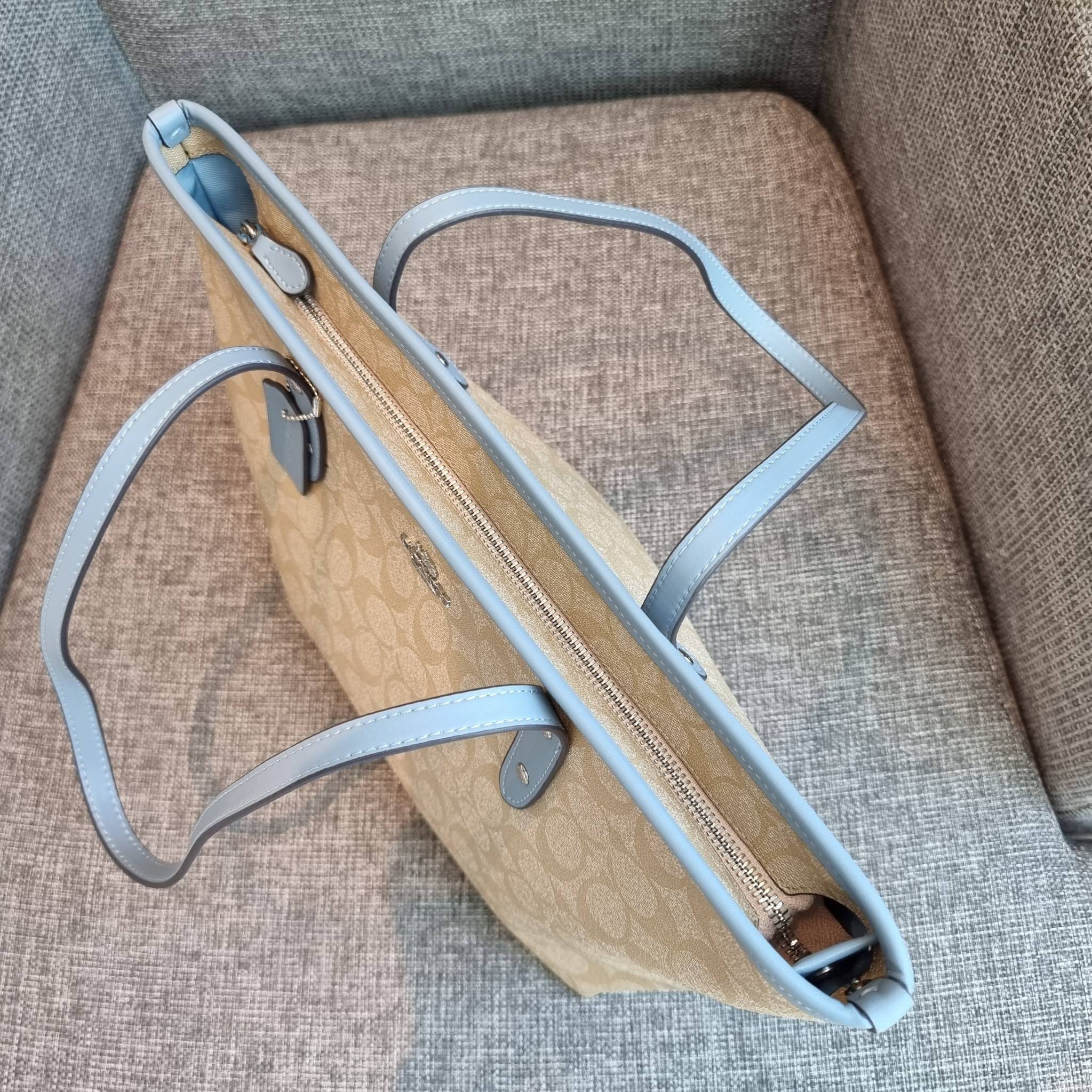 OUTLET 】COACH F58292 CITY ZIP TOTE IN SIGNATURE 16" รุ่นขายดี!! ไซส์ใหญ่ สีสวยมาให้แบบจัดเต็ม!! กระเป๋าถือทรงโท้ทใบใหญ่ สวยน่าใช้ทุกสี สะพายคล้องไหล่ได้เก๋ๆ จุของแน่นๆไปเลยจ้า!! วัสดุหนังแคนวาสคุณภาพ ปากกระเป๋าเปิด-ปิดด้วยซิป กันของหล่นได้ ถือไปไหนก็