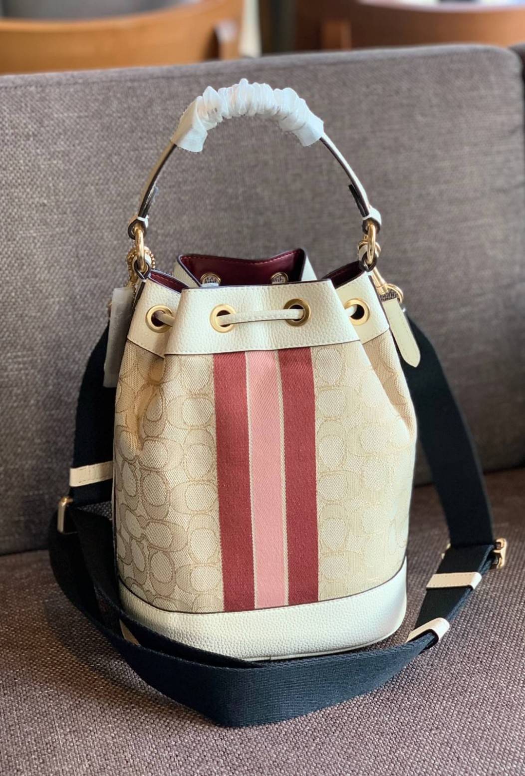 สวยหรู ดูดีมากๆ บอกเลย ไม่มีคือพลาดจร้าา! COACH DEMPSEY DRAWSTRING BUCKET BAG ((C4100//C4102)) พร้อมส่งที่ไทยอีกครั้ง! กระเป๋าทรงขนมจีบ หนังแท้นิ่มสวยมากๆค่ะ จุดเด่นด้านหน้าปั้มโลโก้แบรนด์ ปากกระเป๋าแบบหูรูดใช้งานง่าย ภายในสามารถใส่ของจำเป็นในชีวิตประจำวั