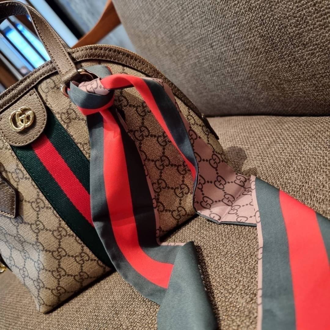 GC CLASSIC SATCHEL BAG กระเป๋าถือ/สะพายทรงโดม รุ่นหายาก สวยคลาสสิค แถมฟรี!! โบว์ผ้าลายแบรนด์ สำหรับตกแต่งหูกระเป๋า ผูกเป็นโบว์ หรือพันถนอมหูกระเป๋าก็เพิ่มดีเทลความหรูได้ วัสดุหนังแคนวาส ดีไซน์แถบคาดโดดเด่น เปิด-ปิดกระเป๋าด้วยซิป หัวซิปตัว G อะไหล่สีทอง เล