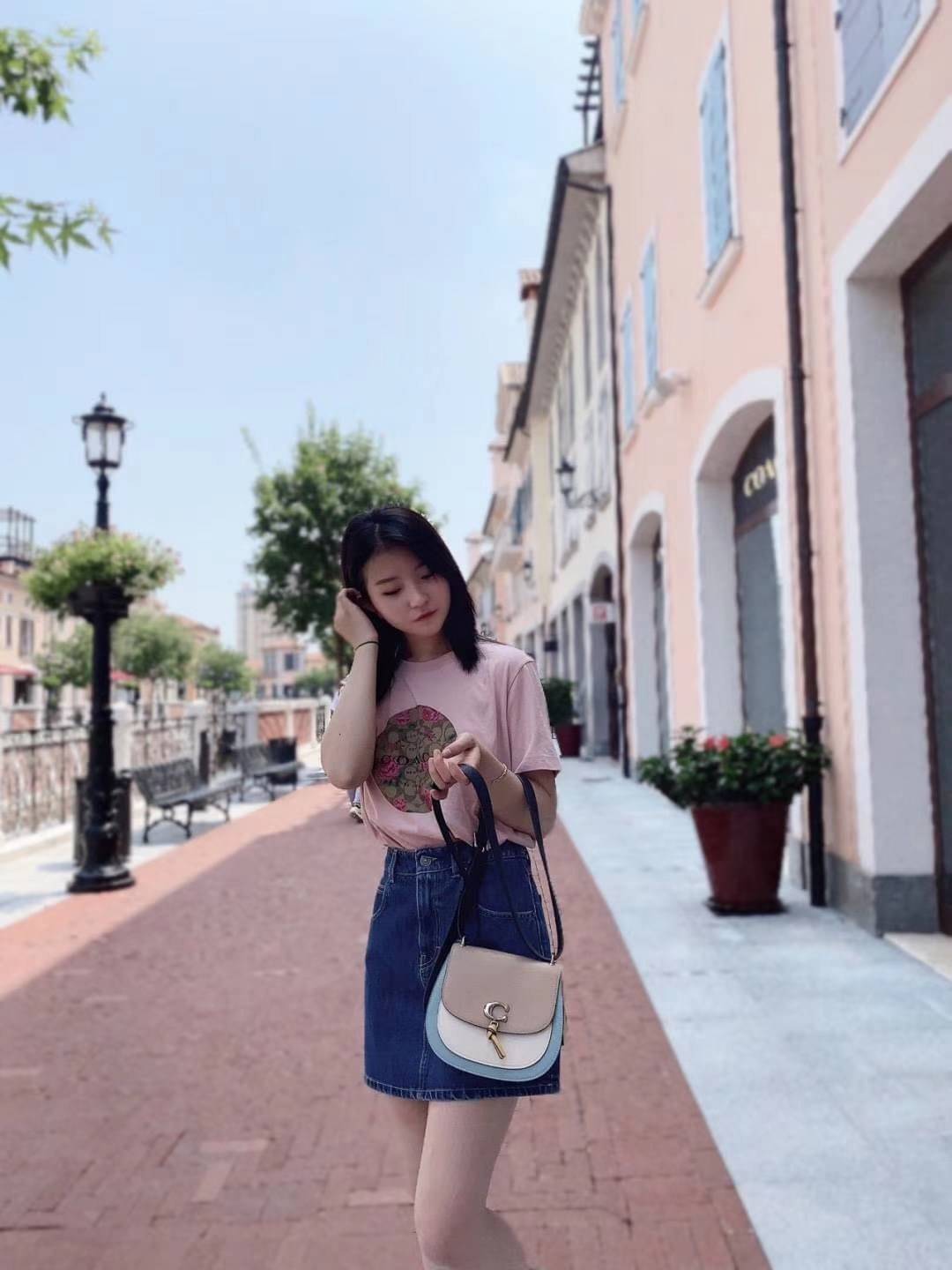 OUTLET 】COACH REMI SADDLE BAG IN COLORBLOCK ((1330)) รุ่นแนะนำ คลาสสิคน่าใช้มากๆ วัยใสๆใช้ดีค่ะ 😘 พร้อมส่งที่ไทยอีกครั้ง! กระเป๋าสะพายข้าง//ครอสบอดี้ร์//หรือทบเป็นสายคู่สะพายไหล่ได้ค่ะ แล้วแต่ชอบเลยค่ะ! วัสดุหนังแท้ ลายหนังสวยมากๆค่ะรุ่นนี้ หลงรัก