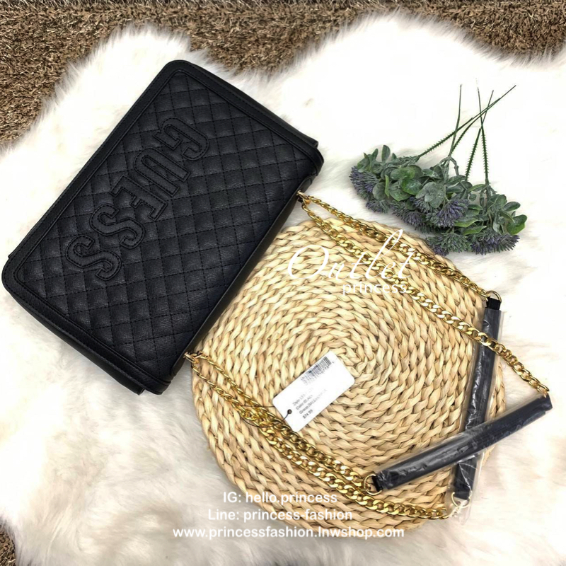 GUESS BALDWINPARK SHOULDER BAG กระเป๋าสะพายข้าง crossbody ดีไซน์สวยหรู ขนาดกำลังดี pu. ลายตาราง หนังนิ่ม เบา ด้านหน้ามี logo brand เปิดปิดกระเป๋าแบบกระดุมแม่เหล็ก ภายในกว้าง ใส่ wallet ยาว มือถือทุกรุ่น และของใช้ได้เยอะ มีช่องซิป พร้อมสายสะพายแบบโซ่อะไหล่