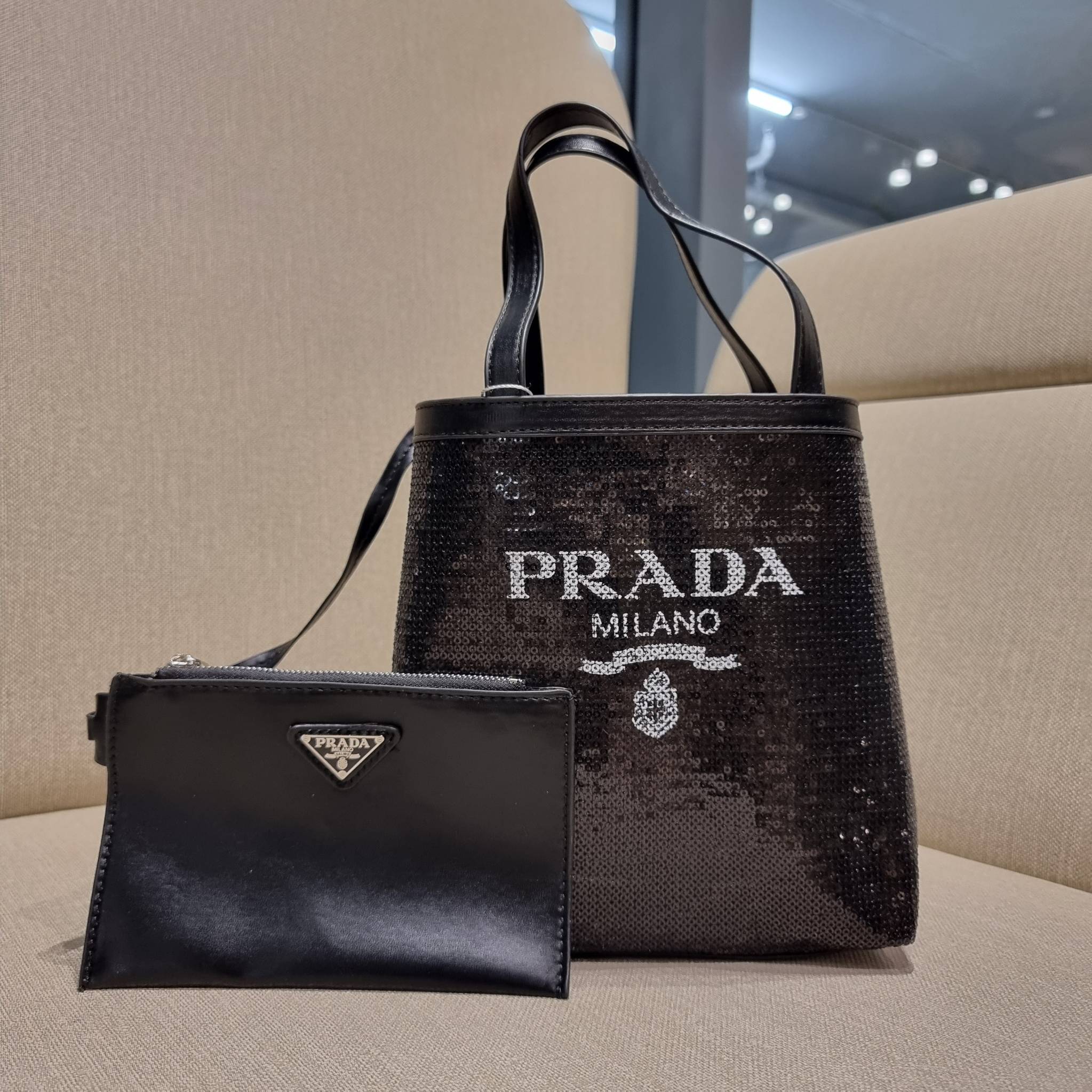 PRADA SMALL SEQUINED MESH TOTE BAG เอาใจสายแฟอีกครั้ง!! กระเป๋าทรงโท้ท ขนาดเล็ก ที่มีดีเทลฝีมือ ด้วยการเรียงร้อยแผ่นเลื่อมเป็นตาข่ายรอบใบ ตัดขอบด้วยหนังสังเคราะห์ พิเศษพร้อมใบลูกให้ด้วย ทรงใช้งานง่าย ภายในโล่งกว้าง ถือไปเรียน ไปเที่ยว ไปทำงาน พกพาง่ายสุดๆ