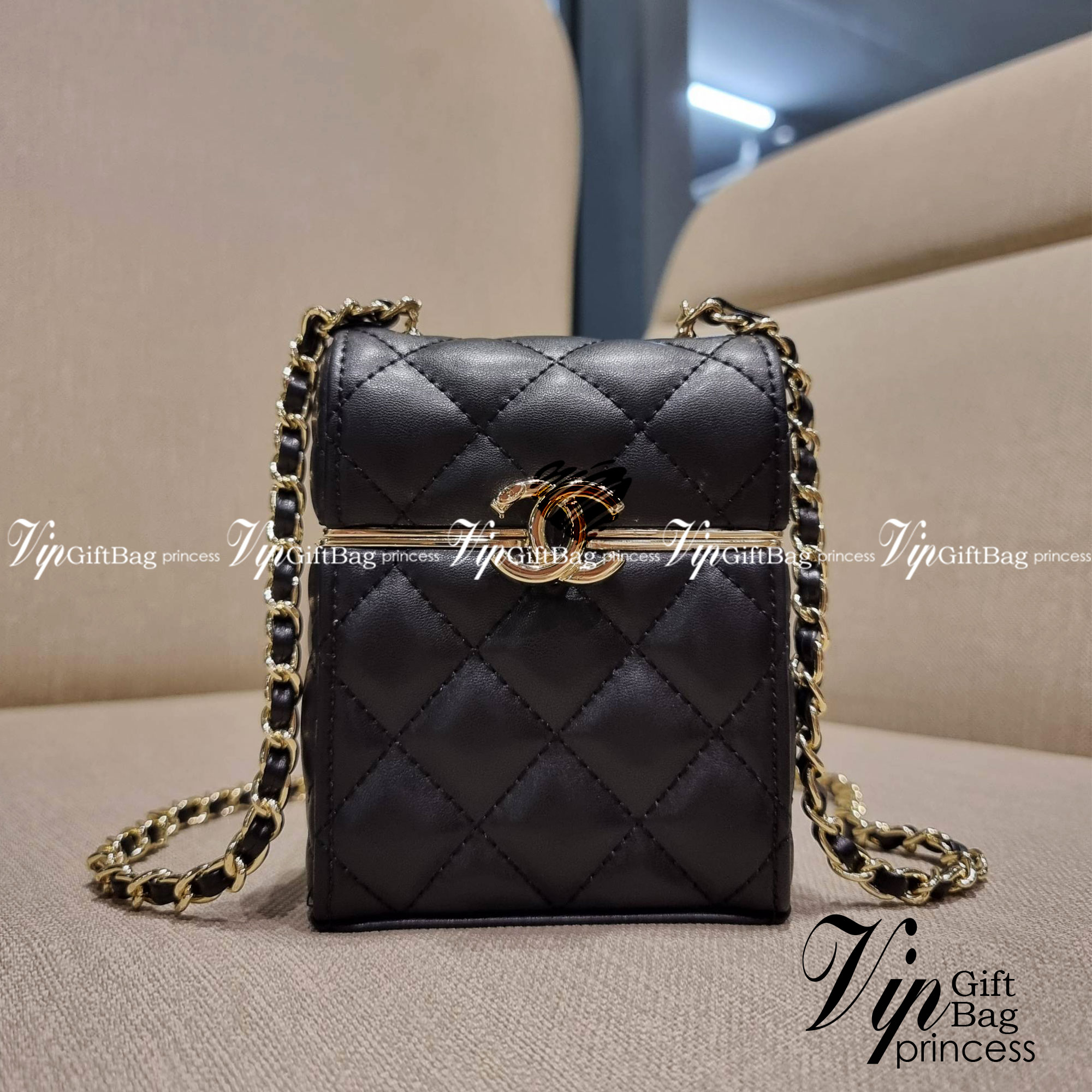 VIP 🥂 Chanel Clutch with Chain / Chanel small box with chain กระเป๋าสะพายเอนกประสงค์ รูปทรงกล่อง ไซส์มินิน่ารัก ใบจริงเห็นแล้วใจบาง หลงรักที่สุด วัสดุหนังสังเคราะห์เดินลายเส้นสวยคม อะไหล่โลโก้สีทองโดดเด่น มาพร้อมสายสะพายในตัว เปิด-ปิดด้วยการกดที่โ