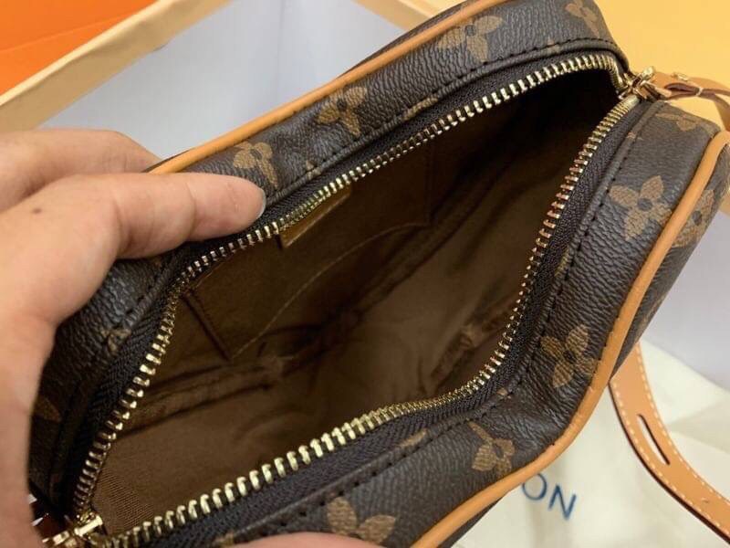 VIP GIFT 】หนังแท้ LOUIS VUITTON Monogram Game On Coeur "HEART" กระเป๋าสะพายรูปทรงหัวใจดีไซน์เผ็ดมากกก!! ภายในเป็นช่องโล่ง สายสะพายปรับใช้ได้ตามสะดวก ใบจริงสวยงามเบอร์ล้าน สาวๆ ต้องหลงรักแน่นอนเลยค่ะ