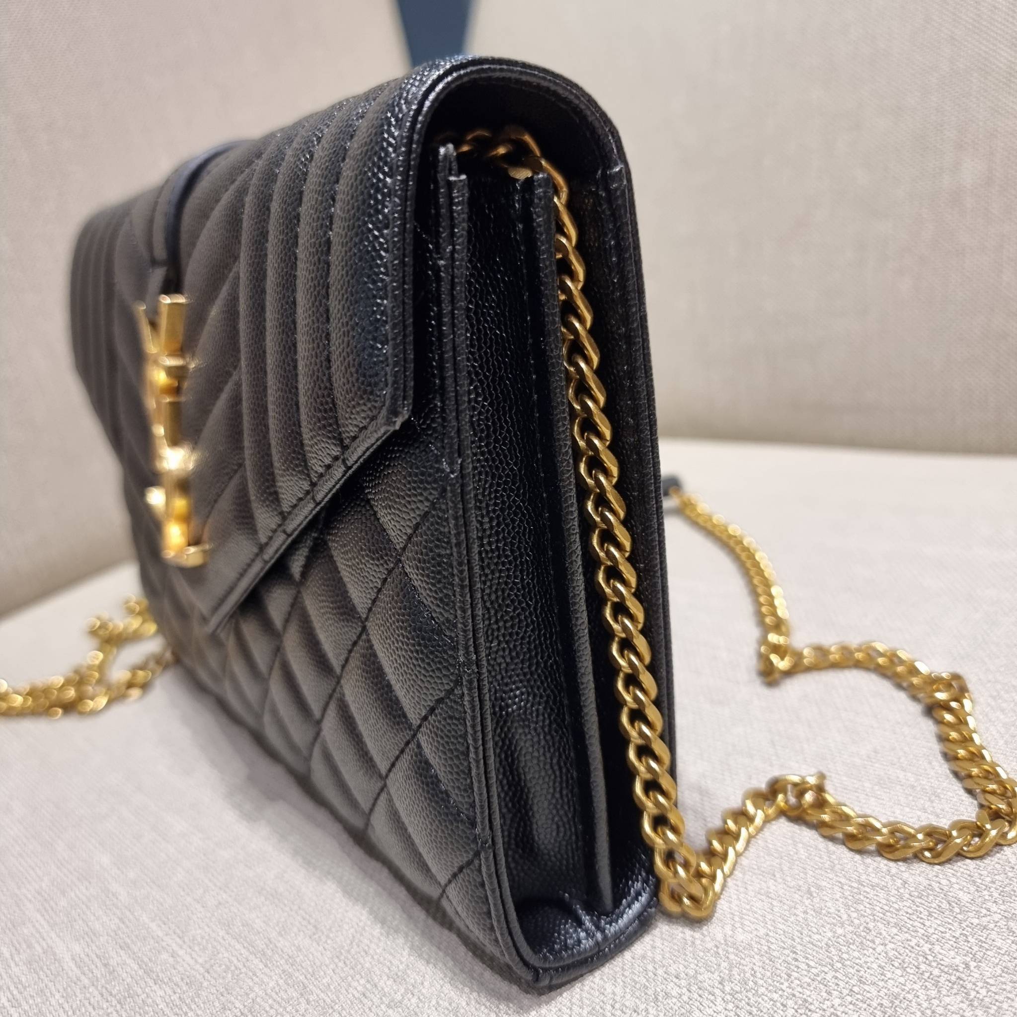 Yves Saint laurent envelope quilted with chain / YSL WOC กระเป๋าสะพายทรง woc สุดฮอต ในดีไซน์ใหม่ ดีเทลเย็บสวยคม โดดเด่นกว่าใครแน่นอน วัสดุหนัง pepble ทนทาน ใช้งานง่ายเพียงแค่เปิด-ปิดด้วยกระดุมแม่เหล็ก ภายในแบ่งสัดส่วนได้ดี มีช่องใส่บัตร มีช่องซิป ใส่มือได