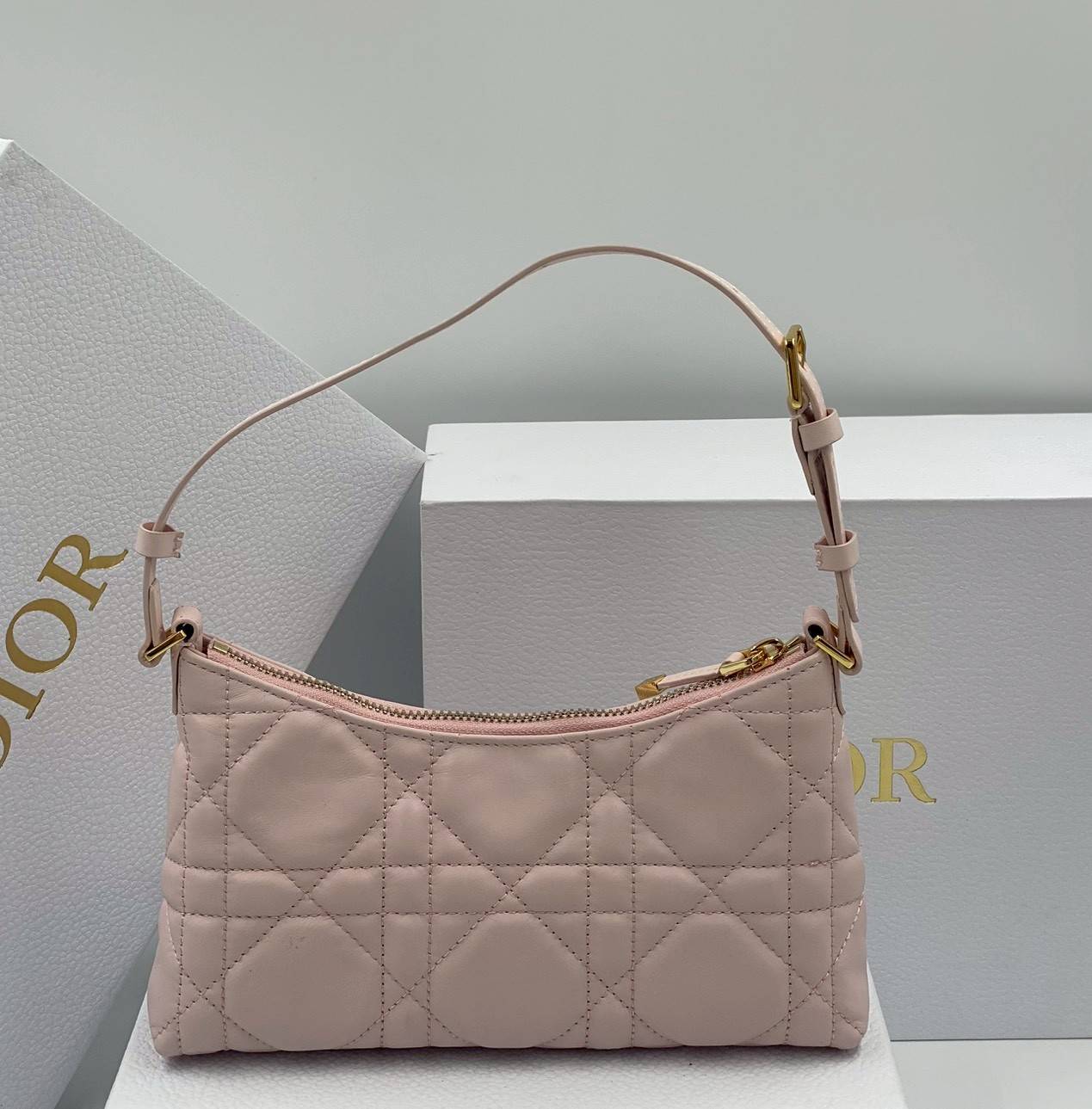 ORI หนังแท้ | DIOR Mini 30 Montaigne Cigale bag / DIOR Mini Miss Caro Cigale bag กระเป๋าสะพายไหล่ทรงโฮโบ ขนาดมินิเสริมไลน์ 30 Montaigne ด้วยรูปทรงทันสมัยและประณีตบรรจง