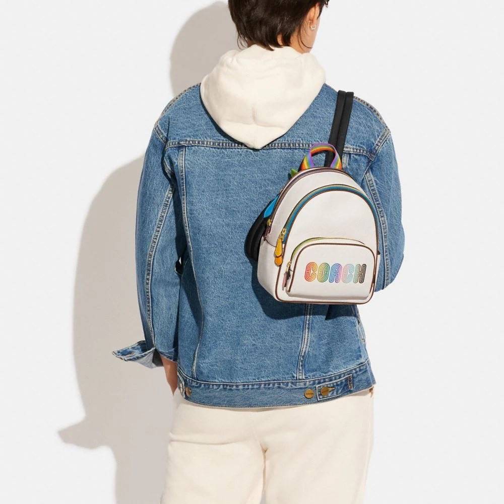 COACH MINI COURT BACKPACK WITH RAINBOW COACH ((CA624)) 🌈ต่อกันเลย สวยกันก่อน วางน้องไม่ลงเลยจริงๆค่าา😍 พร้อมส่ง! ยังไม่เข้าไทย กับกระเป๋าสะพายหลังแบบมีหูหิ้วในตัว บอกก่อนเลยว่าหนังของน้องทั้งนิ่ม ทั้งสวย อย่างดีเลยค่ะ