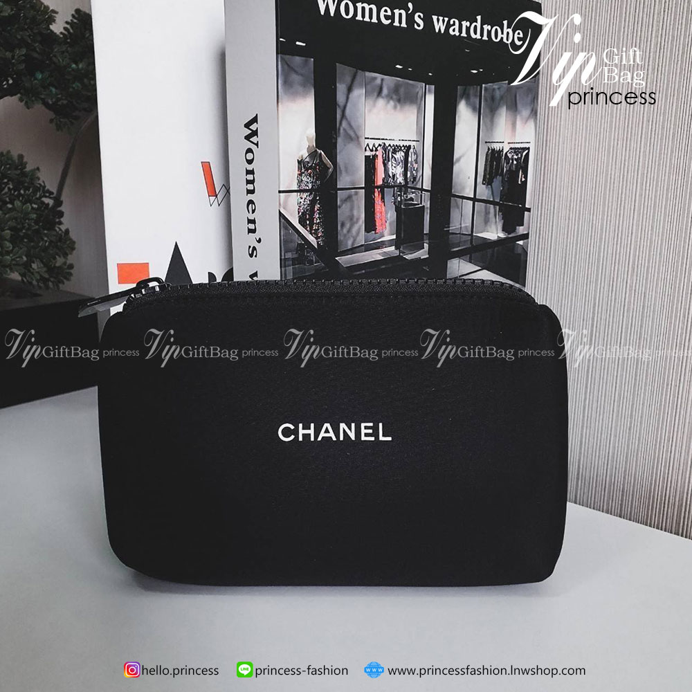 กระเป๋าอเนกประสงค์ Chanel งานพรีเมี่ยมกิ้ฟท์จากเคาเตอร์แบรนด์ดัง ของแท้จากแบรนด์ chanel ขนาดกะทัดรัด ผ้าโฟมนุ่มลื่นมือ ด้านหน้าสกรีนแบรนด์ ปิดเปิดด้วยซิปที่จับปั้มแบรนด์ ด้านในมีช่องใส่เครื่องสำอางค์ ของจุกจิกหรือโทรศัพท์ได้ทุกรุ่น ที่ควรมีไว้เป็นไอเท็มติ