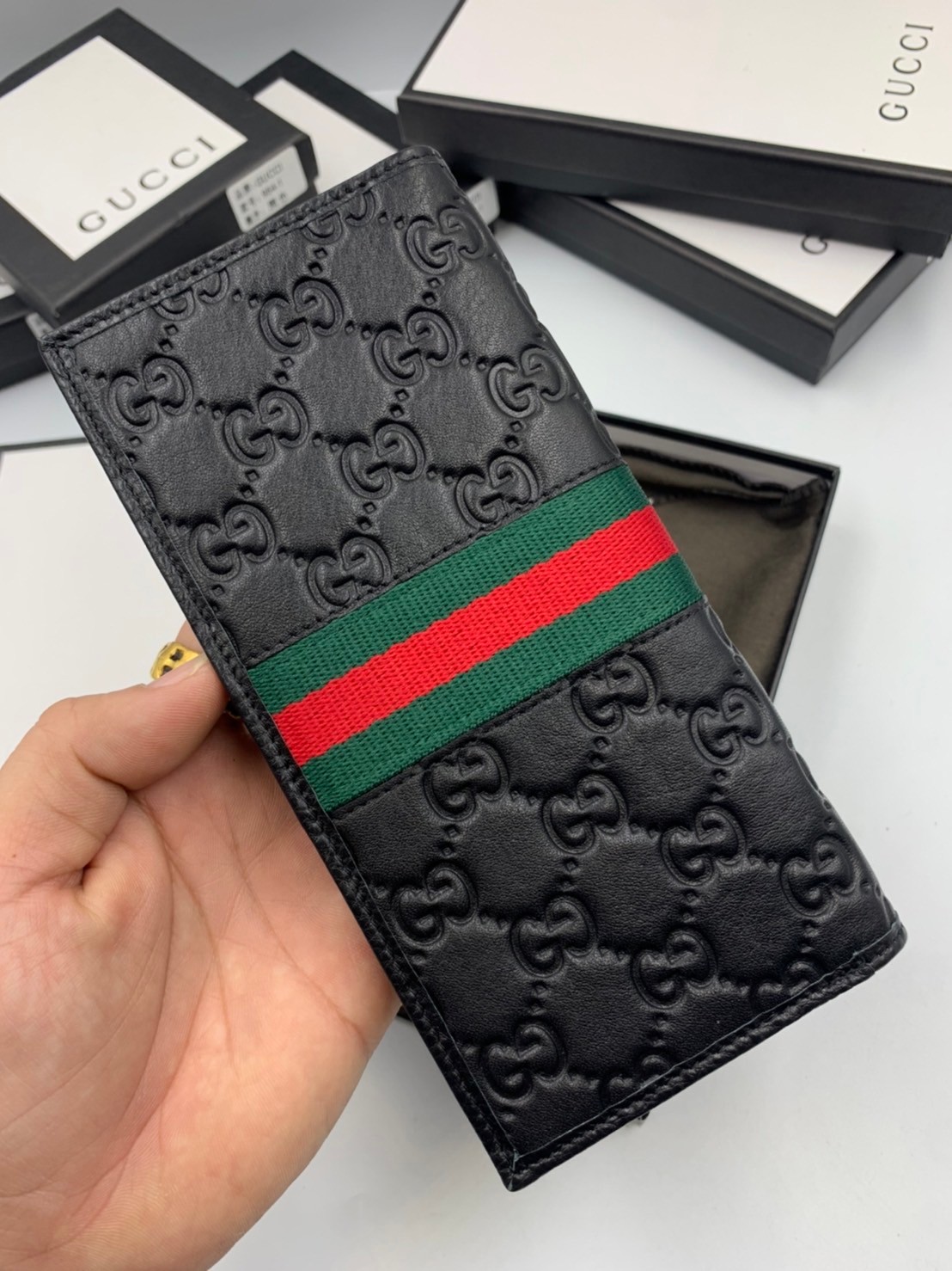 GUCCI MEN WALLET / GUCCI LONG WALLET / GUCCI WALLET กระเป๋าสตางค์ใบยาวผู้ชาย งานหนังแท้ ผสมผสานความสง่างามและคลาสสิกที่เข้ากับยุคสมัย ด้านหน้าโดดเด่นด้วยซิกเนเจอร์แบรนด์ เป็นอีกหนึ่งรุ่นที่ดาราเชเลปใช้กันเยอะมาก พร้อมส่งที่ไทย ภาพสินค้าถ่ายจากงานขายจริง ใ