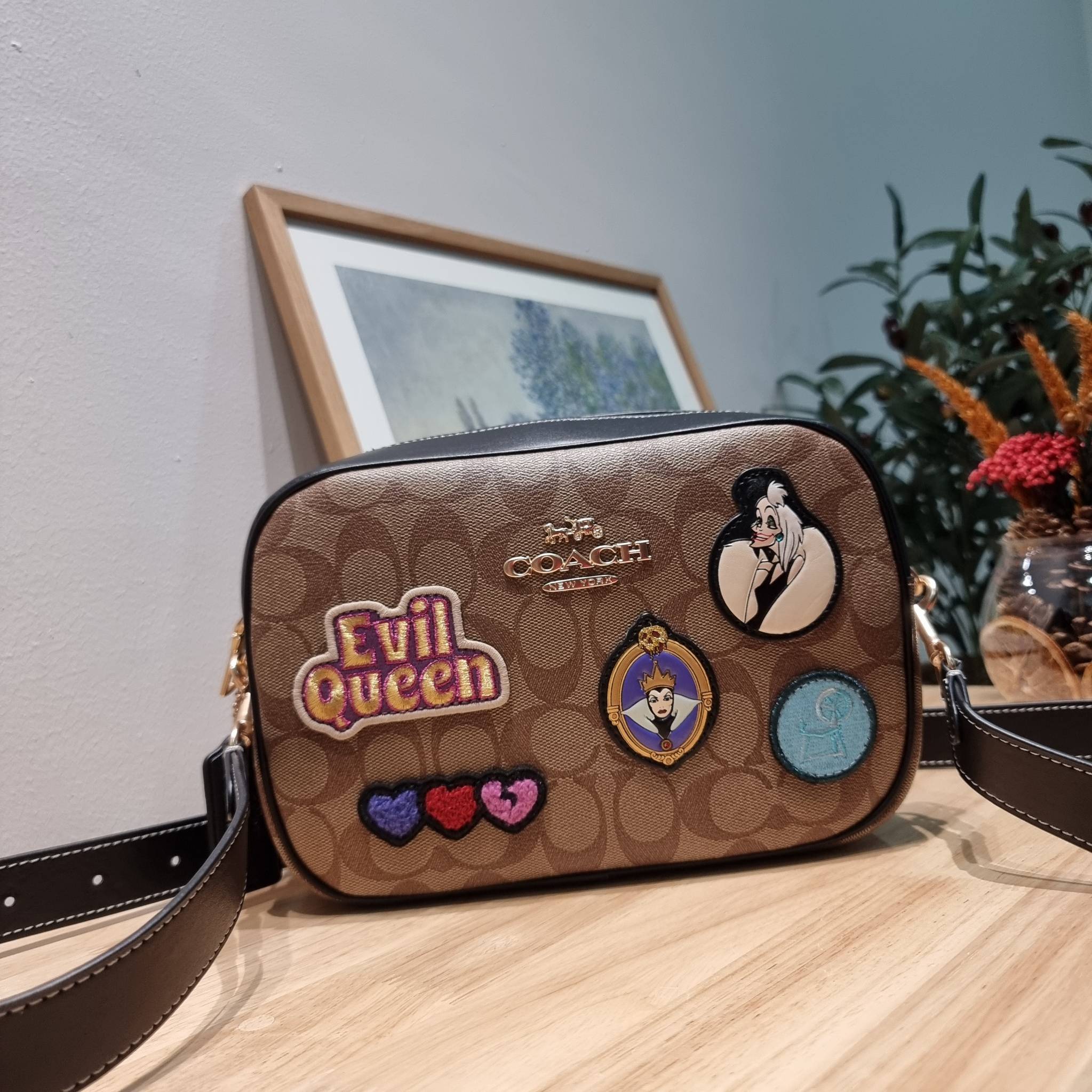 Coach Disney X Coach Jamie Camera Bag In Signature Canvas With Patches CC151 คอลใหม่ เอาใจสายยัยตัวร้าย ดีไซน์รวมเหล่าตัวแสบจากดิสนีย์ กับกระเป๋าสะพายข้าง สวยอยู่ทรง โดดเด่นด้วยลวดลายบนผืนหนัง วัสดุหนังแคนวาสตัดสลับหนังแท้ เปิด-ปิดด้วยซิป ใช้งานง่าย ดูผู้