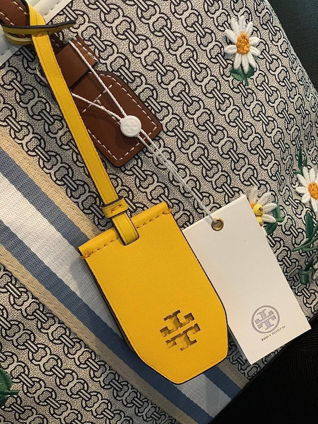 TORY BURCH GEMINI CANVAS SMALL PATCHES TOTE 🔺จุดเด่นของหนังคุณภาพต้องนิ่มสัมผัสได้ ไม่แข็งทื่อๆนะคะ! พร้อมส่งที่ไทย ใช้วันไหนๆก็สวยสุดๆไปเลยค่าา! กระเป๋าทรงTote ไม่เล็กอย่างที่คิดนะคะ😁 หนังแท้ชั้นดี ลายหนังสวยนิ่มมือดีมากค่ะ ตัวกระเป๋าลายโ