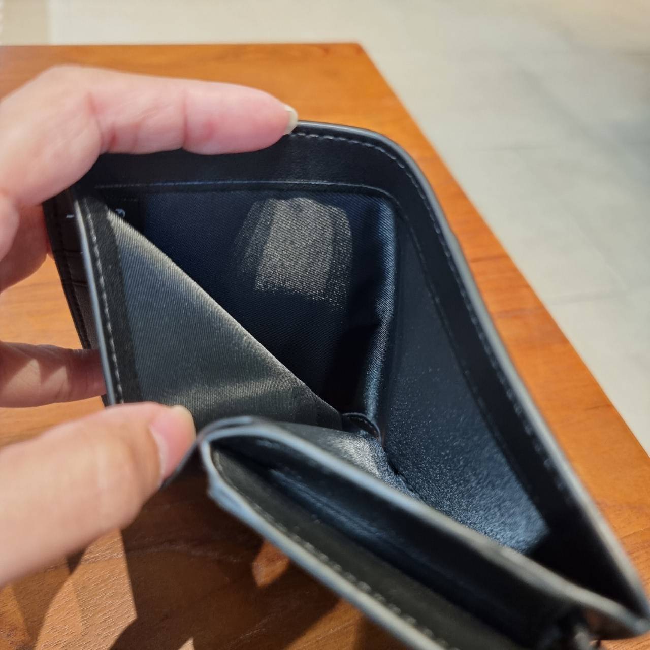 COACH C0082 MEDIUM CORNER ZIP WALLET IN SIGNATURE CANVAS ดีไซน์ใหม่ล่าสุด!! กระเป๋าสตางค์ใบกลาง 👛 ขนาดกำลังเหมาะมือ วัสดุหนังแคนวาสเคลือบลาย ดูแลรักษาง่าย มีช่องใส่บัตรและธนบัตรครบ และช่องซิปแยกไว้ใส่เหรียญ ครบเซ็ทแบบนี้เหมาะส่งต่อเป็นของขวัญที่สุ