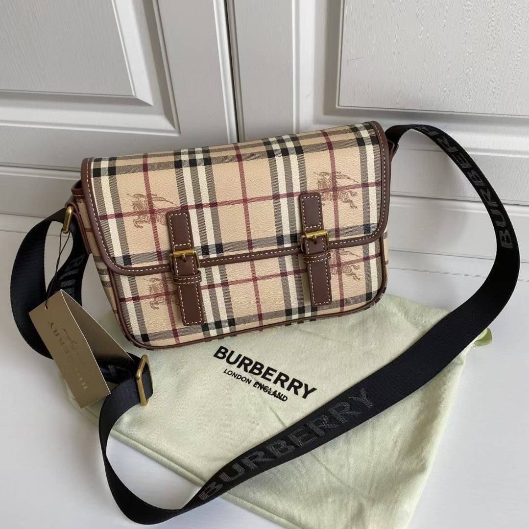 BURBERRY MESSENGER VINTAGE BAG VIP GIFT WITH PURCHASE (GWP) พรีเมี่ยมกิ๊ฟ Limited Edition จาก BURBERRY วัสดุหนังทั้งใบลายวินเทจ ตกแต่งคาดเข็มขัดด้านหน้า เปิดปิดด้วยกระดุมแม่เหล็ก ภายในมีช่องใส่ของโล่งกว้าง สามารถใส่มือถือ ipad mini ของจุกจิกได้ อะไหล่แบรน