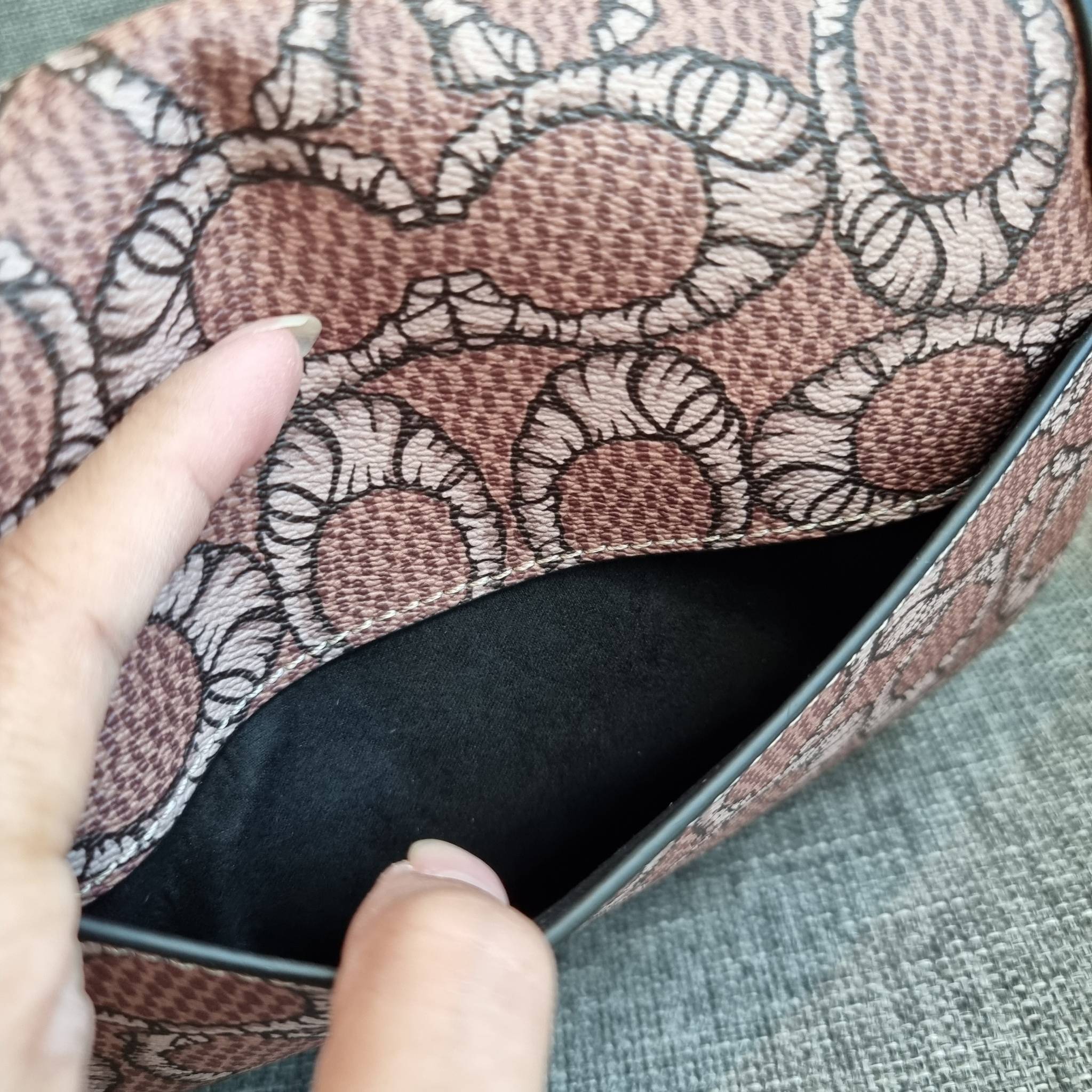 OUTLET 】COACH C6972 COACH x MICHAEL B. JORDAN WITH BEAT SADDLE BAG คอลเลคชั่นใหม่ ดีไซน์สุดชิค มาให้สวยในไทยก่อนใคร กับกระเป๋าทรง saddle ที่พิเศษมากๆมาพร้อมสายสะพาย 2 เส้น ใช้คู่กันหรือแยกสะพายก็สวยครบสูตร กระเป๋าสะพายทรง saddle คลาสสิค วัสดุหนังแคนวาสสลั