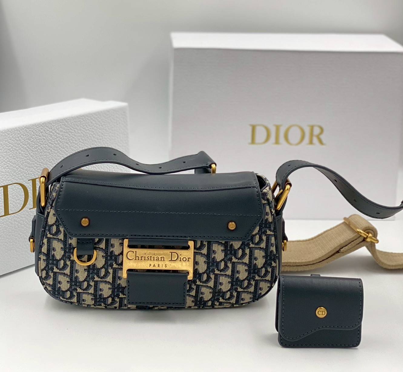ORI หนังแท้ | DIOR Small Streetchic Bag Blue Dior Oblique Jacquard and Smooth Calfskin กระเป๋าสะพายนิยามใหม่ของดีไซน์อันเป็นเอกลักษณ์ ฝาพับแบบแม่เหล็กสีทองโบราณสลักลาย Christian Dior Paris และห่วง D-ring ทันสมัย