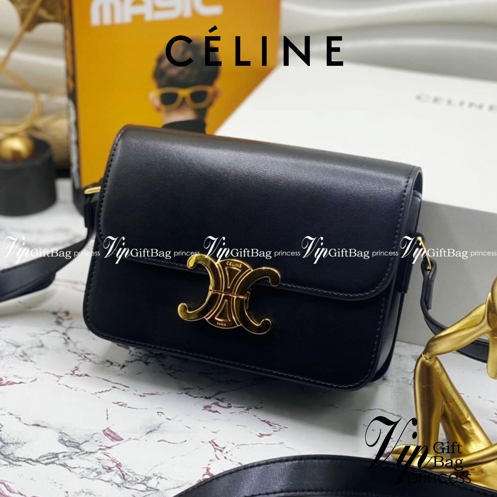 CELINE TRIOMPHE CROSSBODY BAG / CELINE TEEN ดีไซน์ยอดนิยมสไตล์ LISA ทรงสี่เหลี่ยมหนังสวยหรูอยู่ทรงเปิดปิดด้วยฝาปิดโลโก้แบรนด์อะไหล่ทอง ภายในมีช่องหลัก ช่องย่อย และช่องซิป สามารถใส่มือถือของใช้จุกจิกได้เยอะ มาพร้อมสายสะพายหนังยาวปรับระดับได้ จะสะพายไหล่ CR