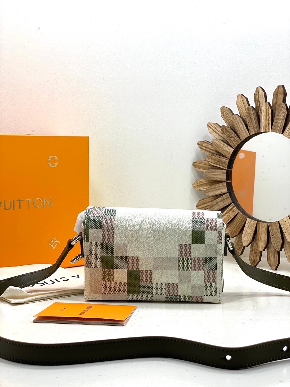 TOP ORI หนังแท้ | LV Steamer Wearable Wallet Bag กระเป๋าสะพายดีไซน์กระเป๋าสตางค์ สีเบจและสีกากี งานแคนวาสเคลือบ Damoflage แต่งขอบด้วยหนัง ขนาดกะทัดรัดใบนี้ผสานหมุดและโซ่