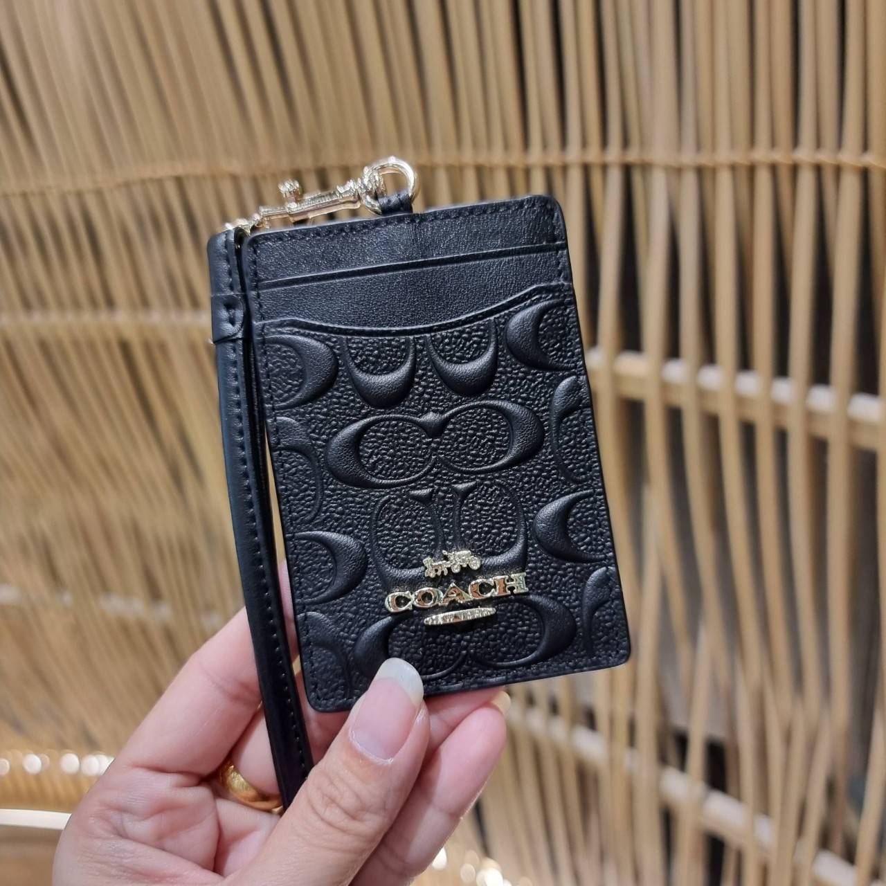 COACH ID LANYARD IN COLORBLOCK SIGNATURE CANVAS ง่ายๆแบบไม่ธรรมดา!! คลาสสิคแต่มีดีเทลโดดเด่น!! กระเป๋าถนอมบัตร พร้อมสายคล้องคอ ดีไซน์ลวดลายสวย ดูดีทุกแบบ ใช้งานง่าย พกพาสะดวก จะใส่บัตรพนักงาน บัตรเครดิต บัตรปชช. ใบขับขี่ และบัตรอื่นๆที่อยากจะใส่!! ตามใจไป